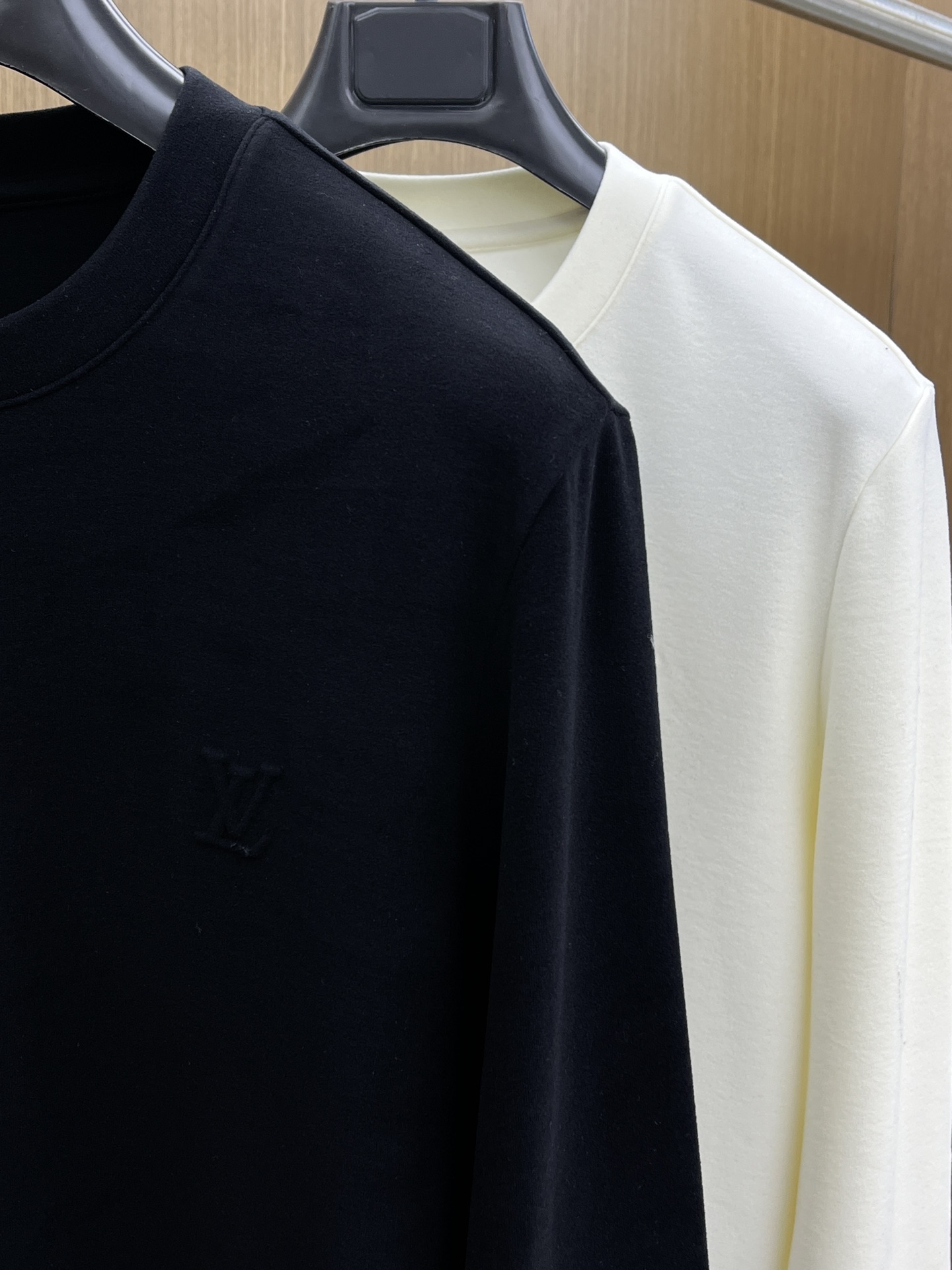 秋冬 LV 🔥官网秋冬新款爆款打底衫 面料选用暖姜天丝德绒 面料细腻柔软上身舒适 简约时尚 适配商务、f