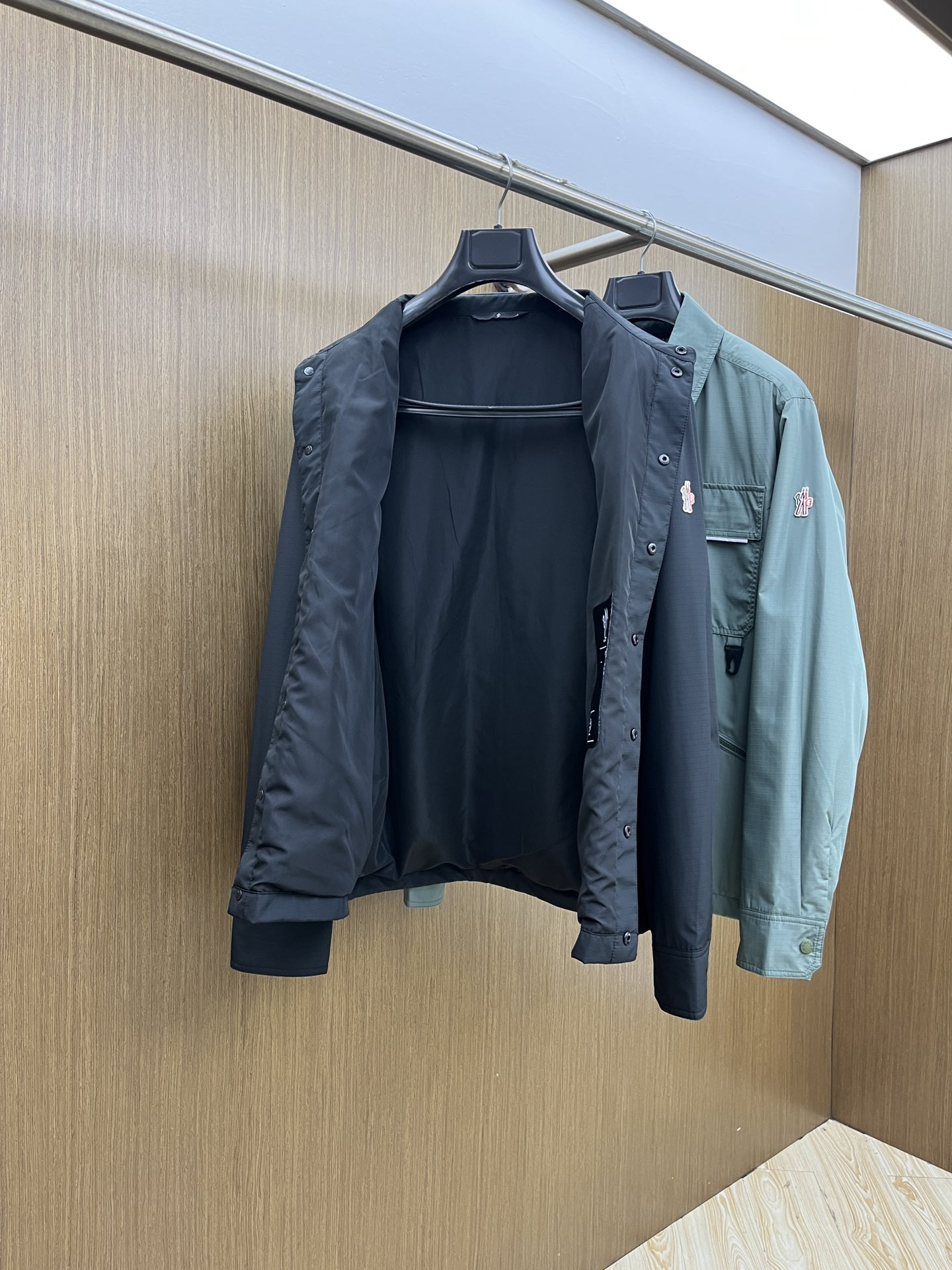 秋冬 Mon 🔥秋冬新品#蒙口休闲翻领夹克外套 面料采用客供定制面料 面料细腻柔软上身舒适 原版五金定制