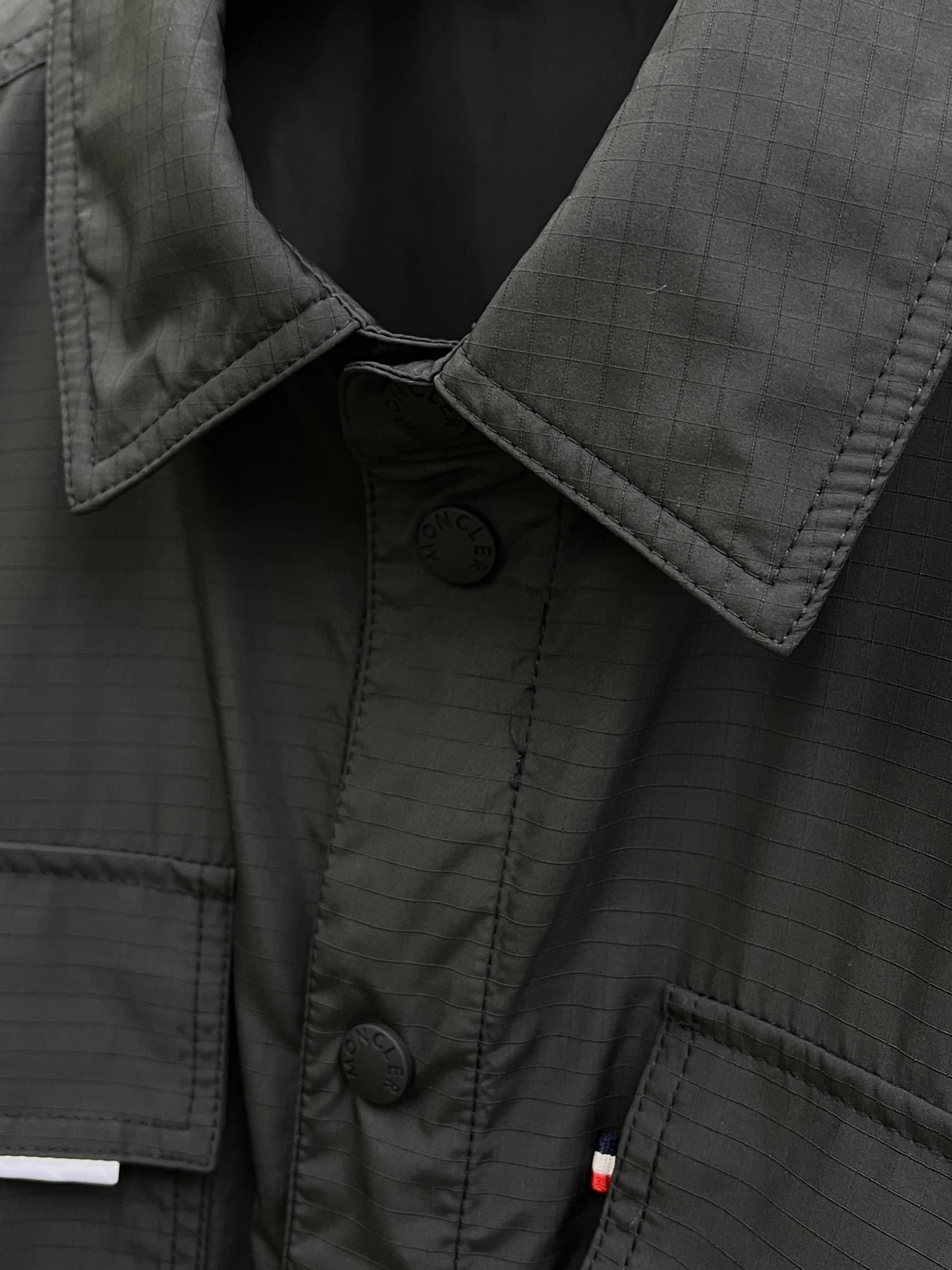 秋冬 Mon 🔥秋冬新品#蒙口休闲翻领夹克外套 面料采用客供定制面料 面料细腻柔软上身舒适 原版五金定制