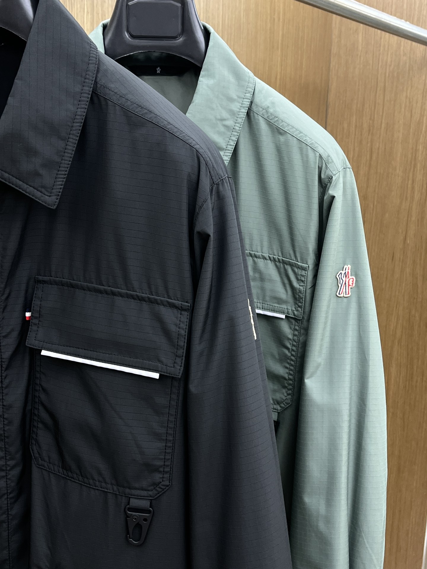 秋冬 Mon 🔥秋冬新品#蒙口休闲翻领夹克外套 面料采用客供定制面料 面料细腻柔软上身舒适 原版五金定制