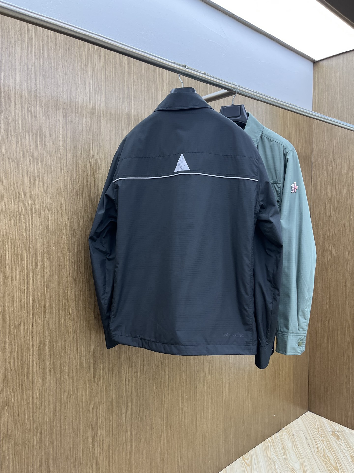 秋冬 Mon 🔥秋冬新品#蒙口休闲翻领夹克外套 面料采用客供定制面料 面料细腻柔软上身舒适 原版五金定制