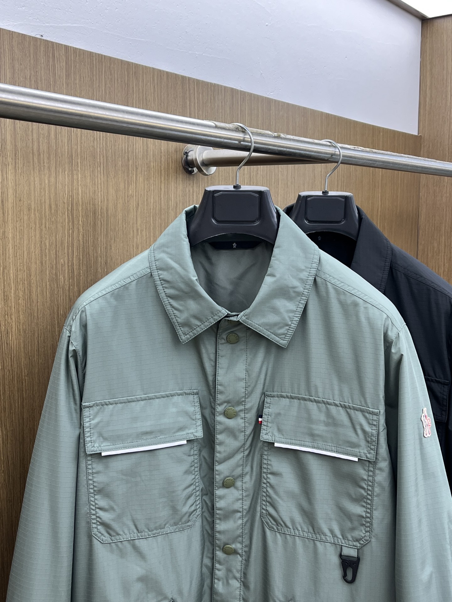 秋冬 Mon 🔥秋冬新品#蒙口休闲翻领夹克外套 面料采用客供定制面料 面料细腻柔软上身舒适 原版五金定制