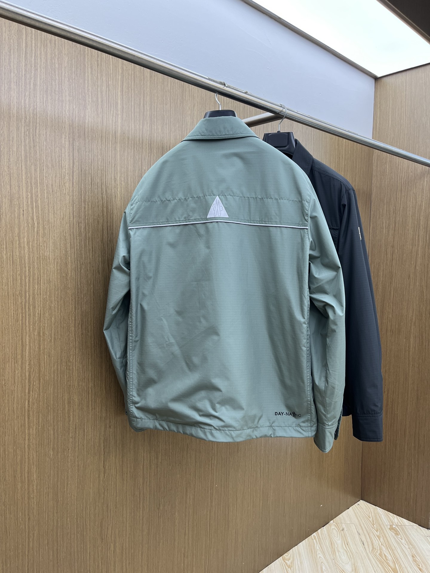 秋冬 Mon 🔥秋冬新品#蒙口休闲翻领夹克外套 面料采用客供定制面料 面料细腻柔软上身舒适 原版五金定制