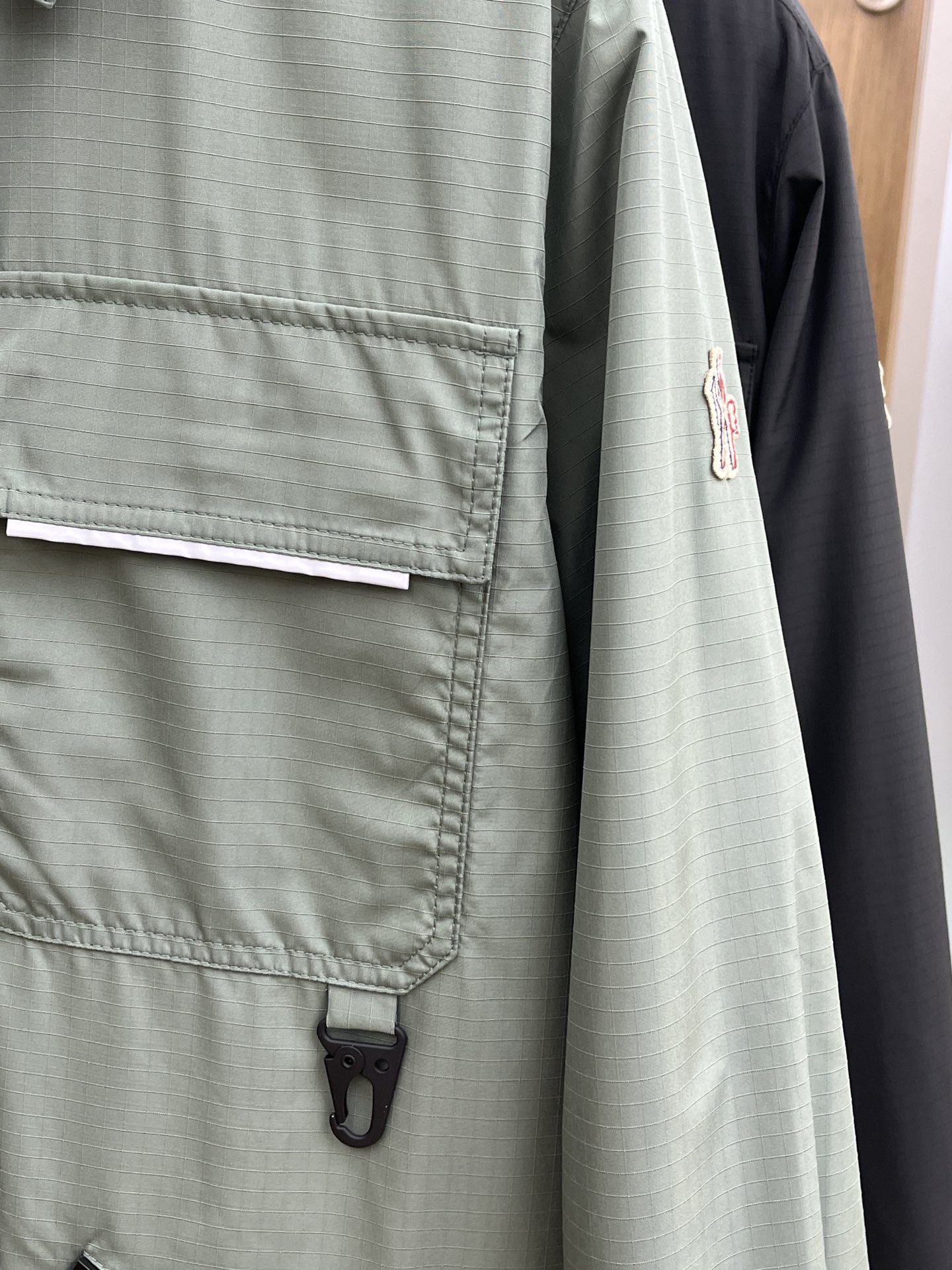 秋冬 Mon 🔥秋冬新品#蒙口休闲翻领夹克外套 面料采用客供定制面料 面料细腻柔软上身舒适 原版五金定制