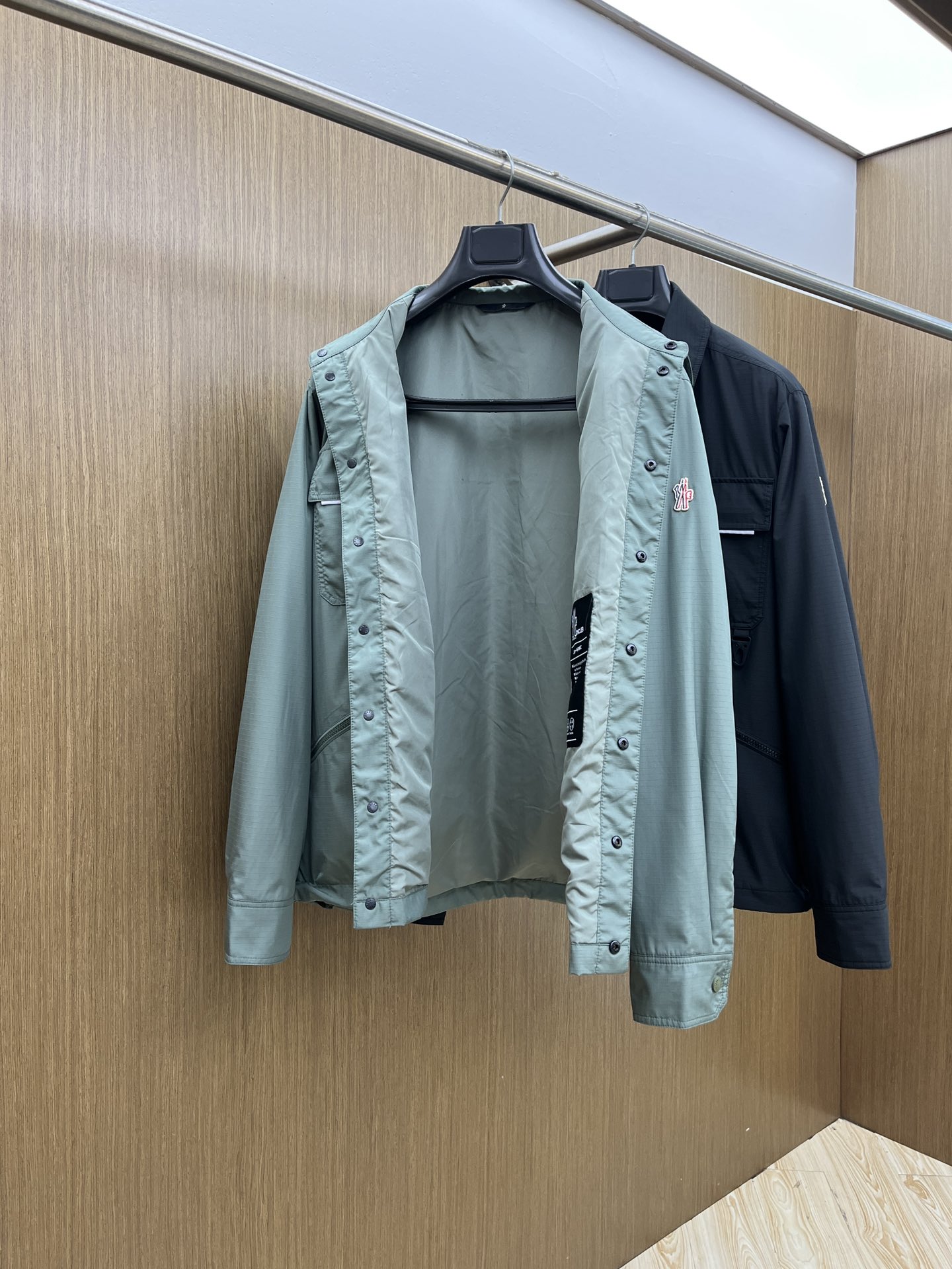 秋冬 Mon 🔥秋冬新品#蒙口休闲翻领夹克外套 面料采用客供定制面料 面料细腻柔软上身舒适 原版五金定制