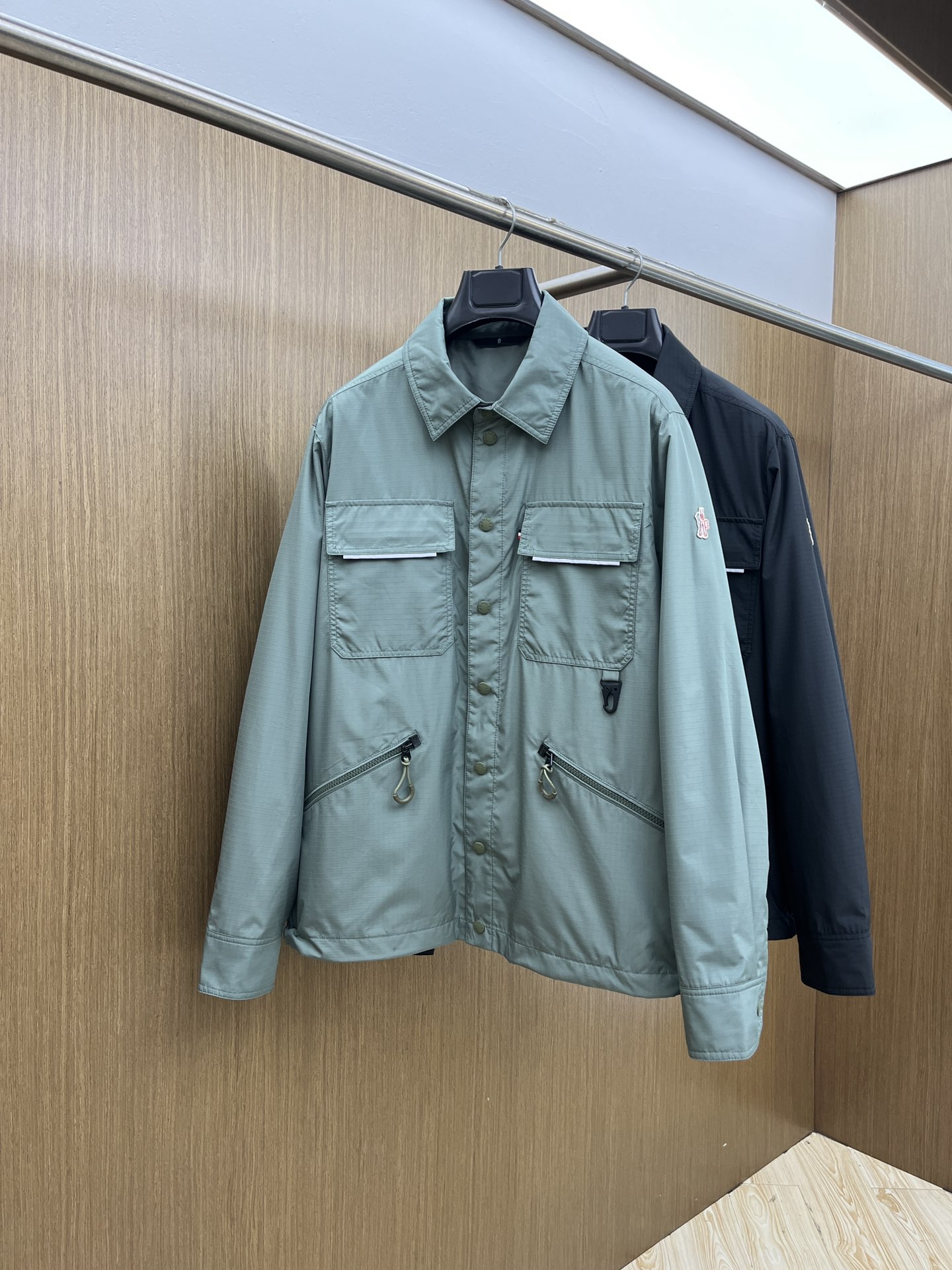 NO:572090,Autumn and winter Mon New product in autumn and winter #Menggou casual lapel jacket. The fabric is made of custom-made fabrics. The fabric is fine, soft and comfortable for the upper body. The original hardware is customized. fjj has a small rubber label logo on the chest design, which is simple yet fashionable. High-end quality. Specially recommended for casual outdoor. Size 48-56, Moncler, jackets & coats, jackets & coats, alexander wang19860909秋冬 Mon 秋冬新品#蒙口休闲翻领夹克外套 面料采用客供定制面料 面料细腻柔软上身舒适 原版五金定制 fjj胸前设计胶标Logo小点缀,简约中又不失时尚 高端品质 休闲户外特别推荐 码数48-56,,Moncler,jackets & coats,jackets & coats,alexander wang,Men's clothing