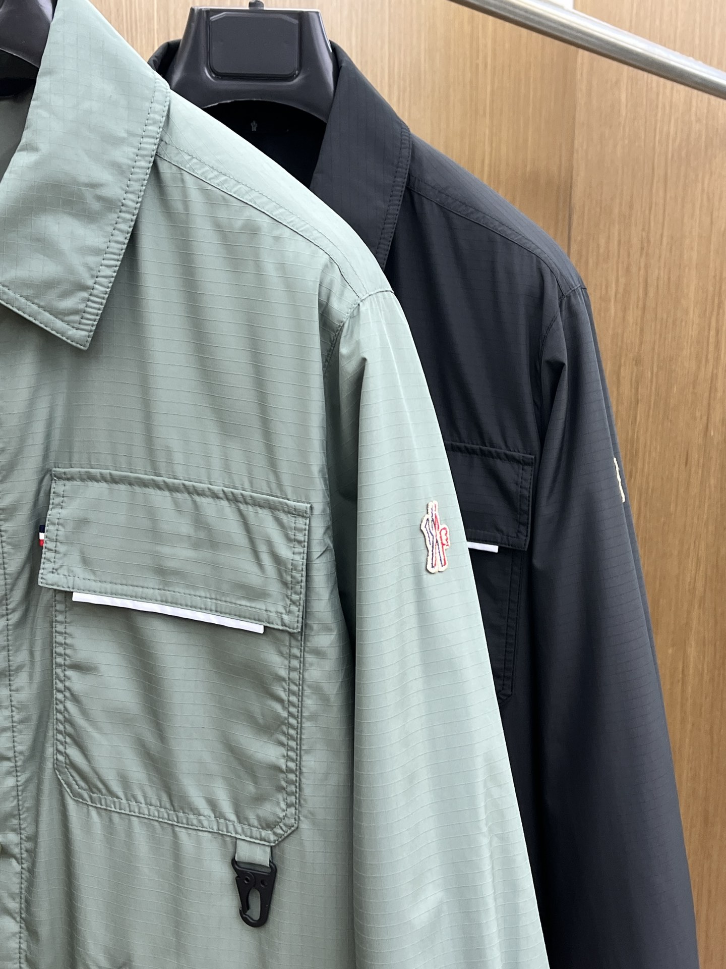 秋冬 Mon 🔥秋冬新品#蒙口休闲翻领夹克外套 面料采用客供定制面料 面料细腻柔软上身舒适 原版五金定制