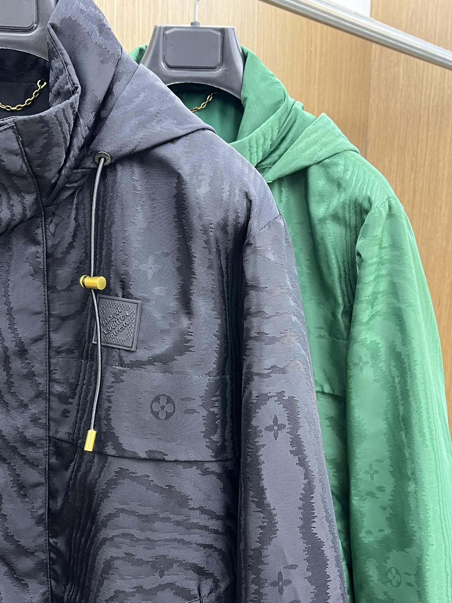 秋冬 Lv 🔥秋冬新品#路易威登休闲连帽夹克外套 面料采用客供定制面料 面料细腻柔软上身舒适 原版五金定