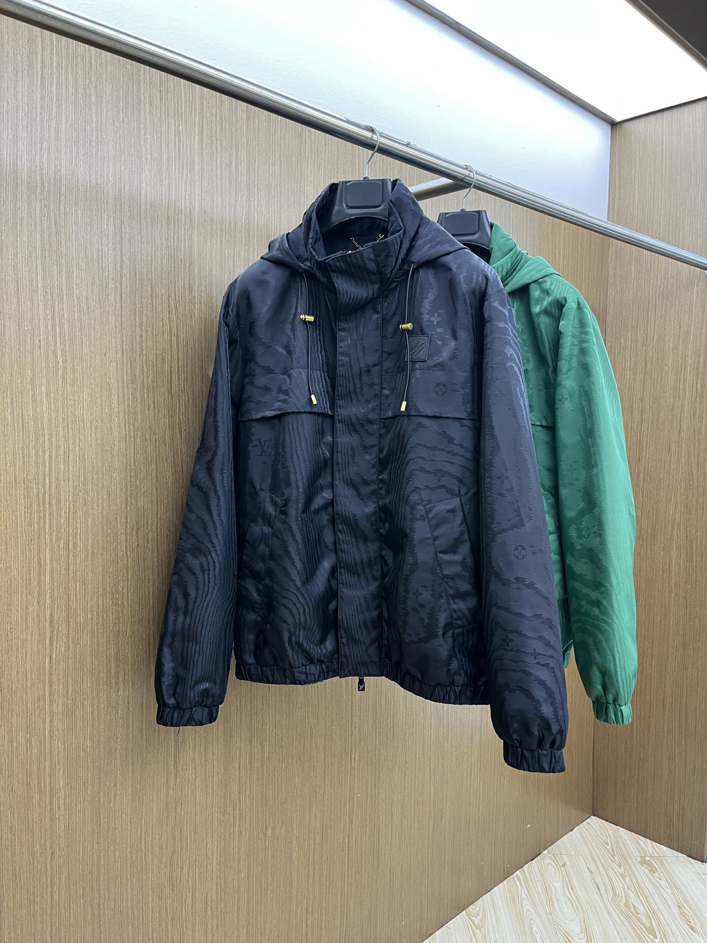 秋冬 Lv 🔥秋冬新品#路易威登休闲连帽夹克外套 面料采用客供定制面料 面料细腻柔软上身舒适 原版五金定