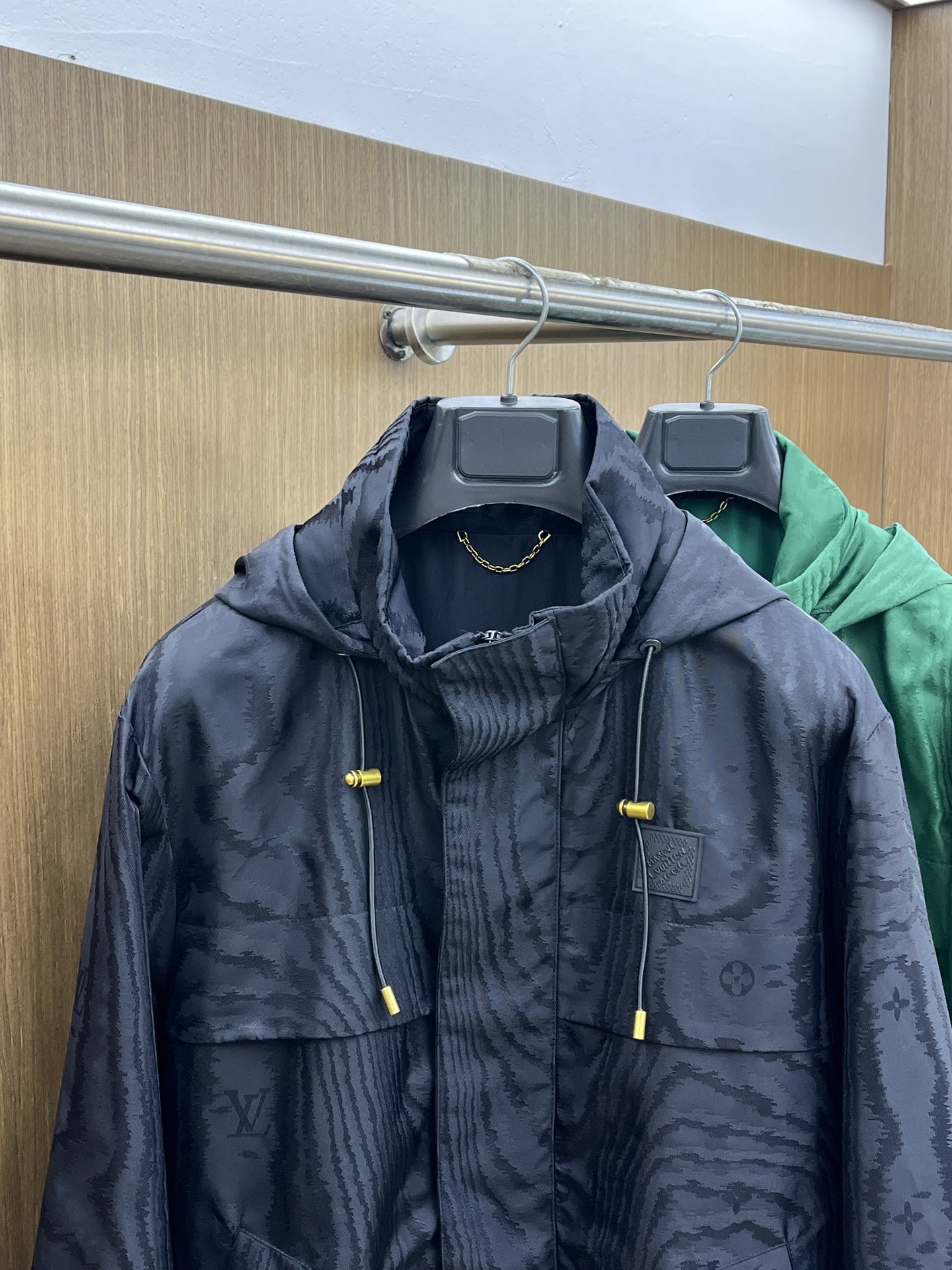 秋冬 Lv 🔥秋冬新品#路易威登休闲连帽夹克外套 面料采用客供定制面料 面料细腻柔软上身舒适 原版五金定