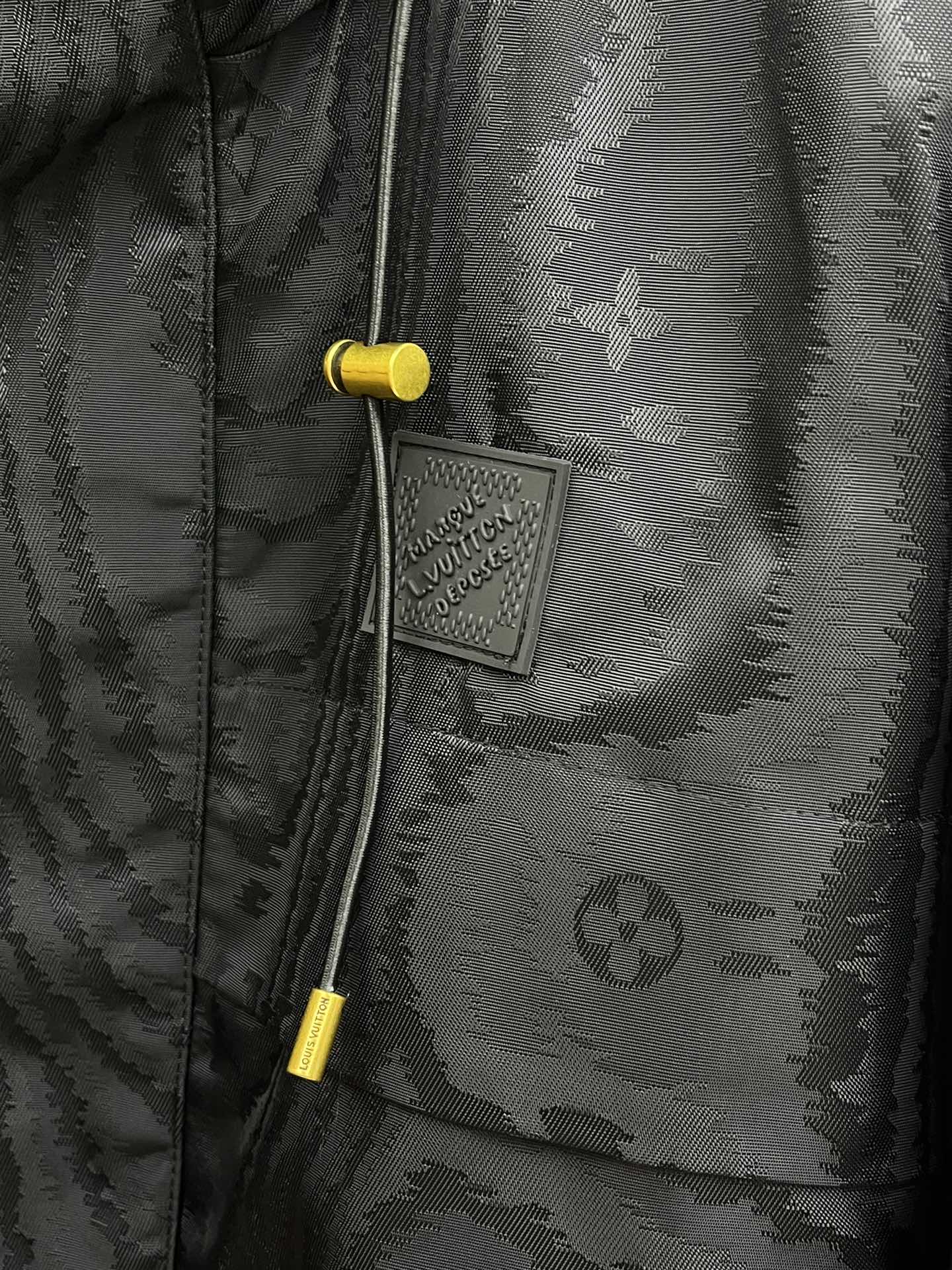 秋冬 Lv 🔥秋冬新品#路易威登休闲连帽夹克外套 面料采用客供定制面料 面料细腻柔软上身舒适 原版五金定