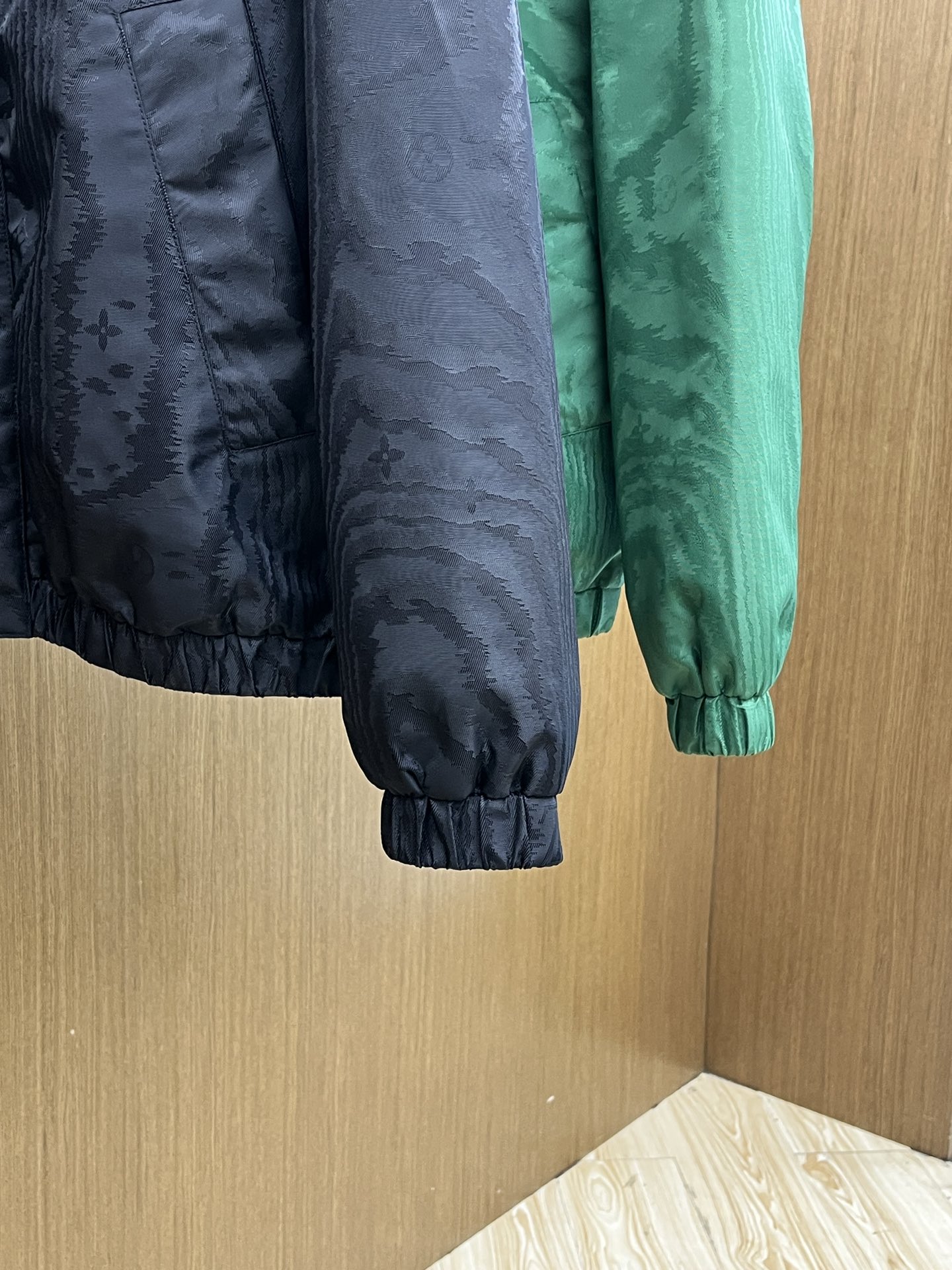 秋冬 Lv 🔥秋冬新品#路易威登休闲连帽夹克外套 面料采用客供定制面料 面料细腻柔软上身舒适 原版五金定