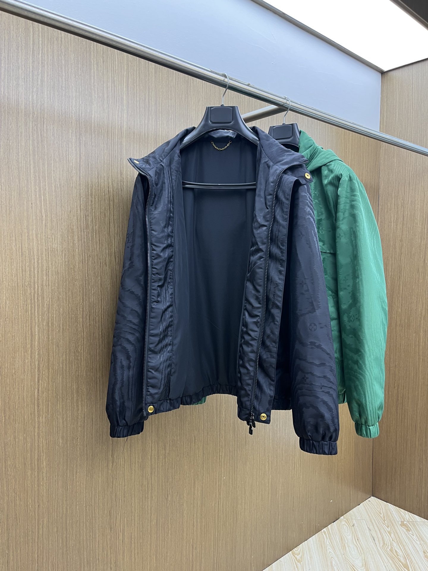 秋冬 Lv 🔥秋冬新品#路易威登休闲连帽夹克外套 面料采用客供定制面料 面料细腻柔软上身舒适 原版五金定