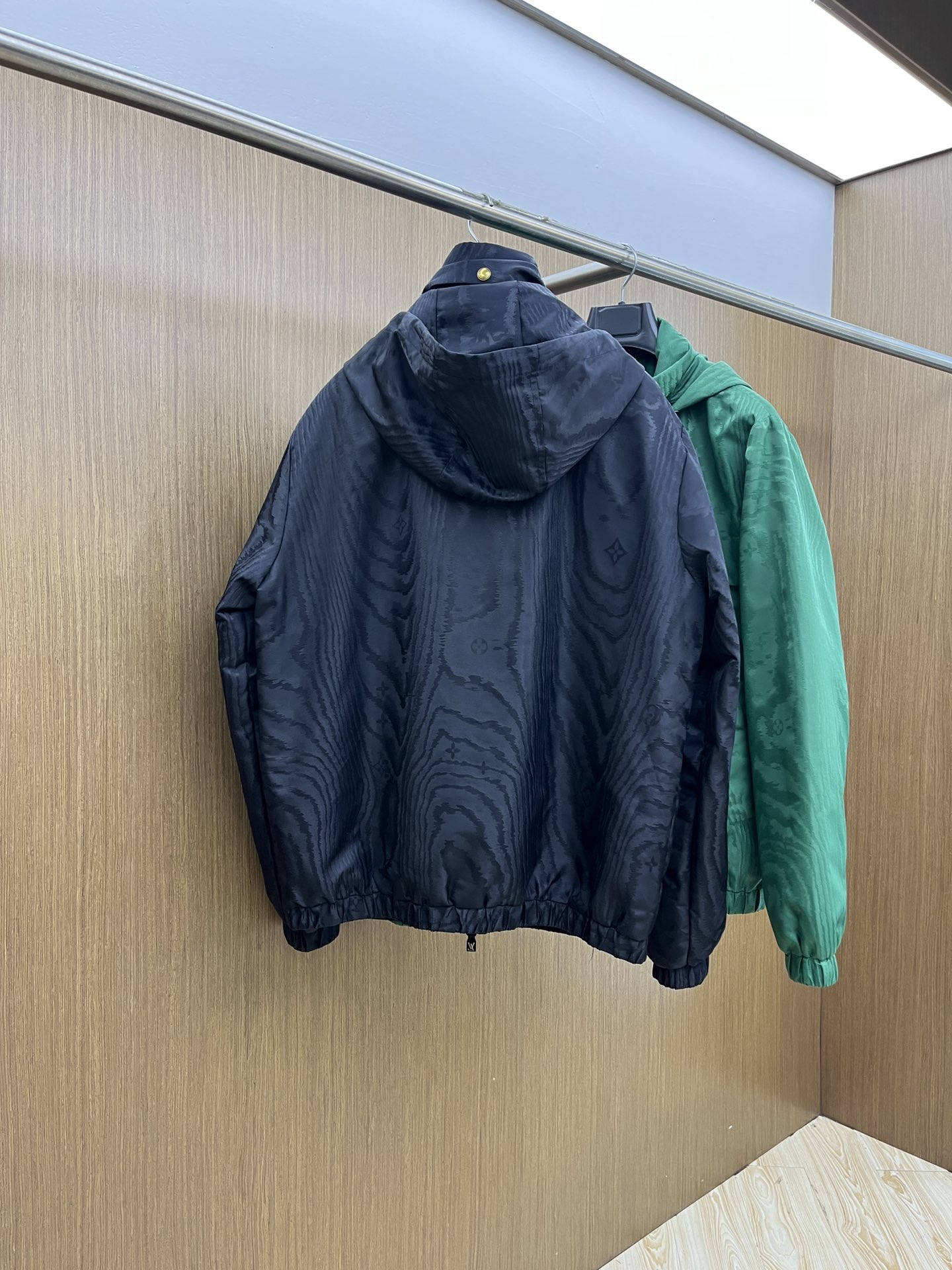 秋冬 Lv 🔥秋冬新品#路易威登休闲连帽夹克外套 面料采用客供定制面料 面料细腻柔软上身舒适 原版五金定