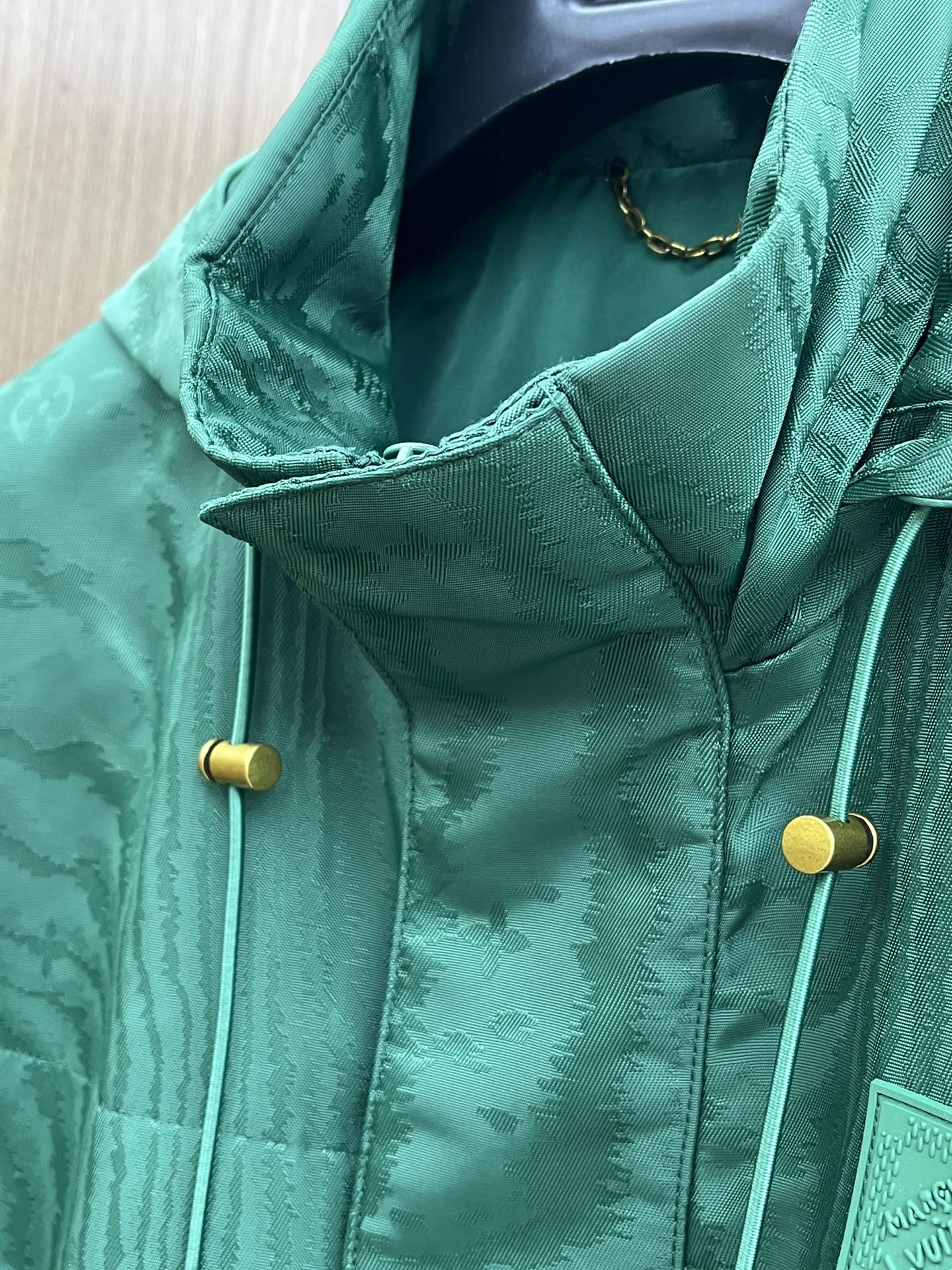 秋冬 Lv 🔥秋冬新品#路易威登休闲连帽夹克外套 面料采用客供定制面料 面料细腻柔软上身舒适 原版五金定