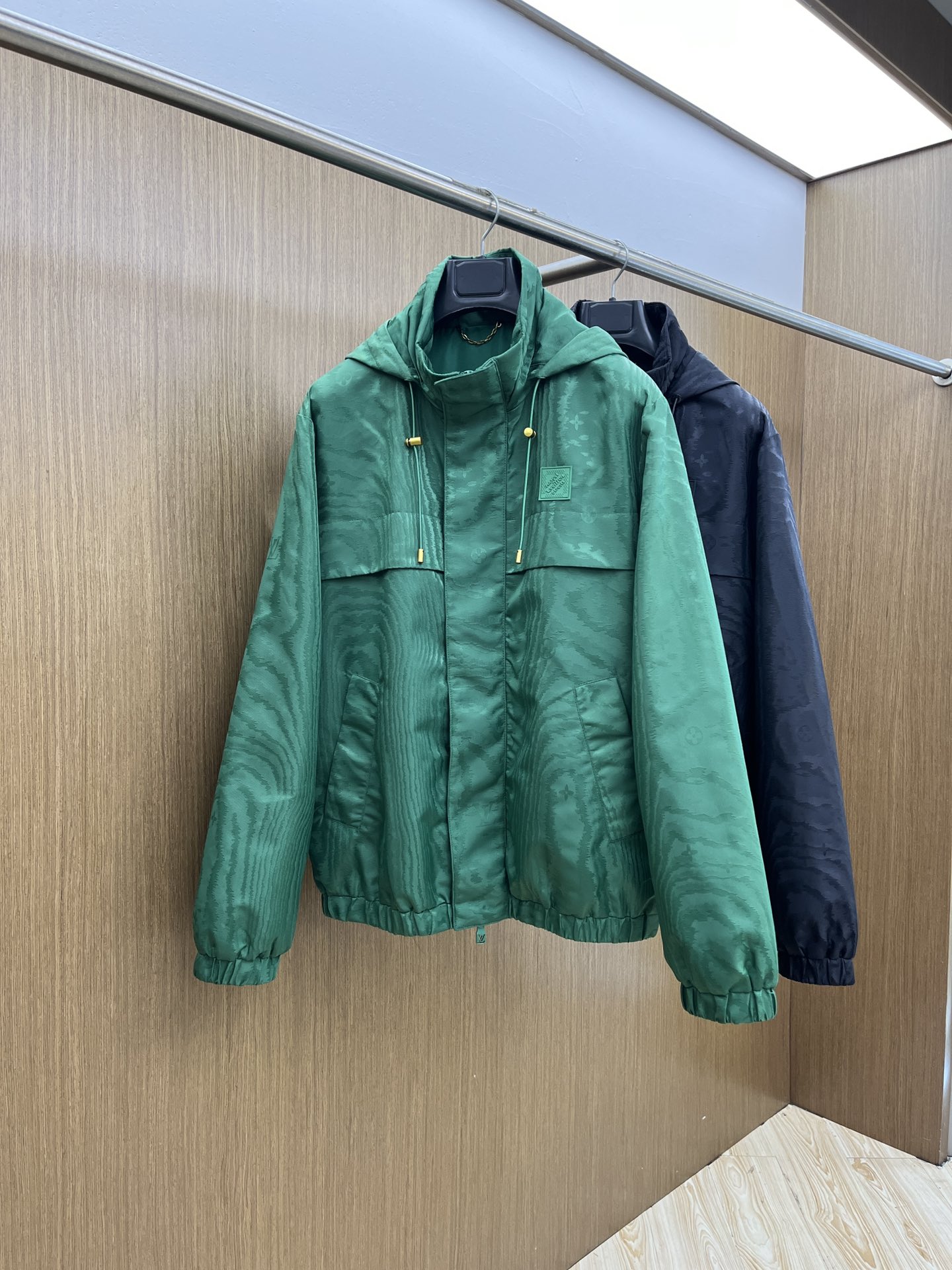 NO:572092,Autumn and winter Lv new autumn and winter products #Louis Vuitton casual hooded jacket. The fabric is made of custom-made fabrics. The fabric is fine, soft and comfortable for the upper body. The original hardware is customized. The fjj chest design is decorated with a small rubber label logo, which is simple yet fashionable. High-end quality. Specially recommended for casual outdoor. Size 48-56,, louis vuitton, louis vuitton, jackets & coats, jackets & coats, hats, alexander wang19860909秋冬 Lv 秋冬新品#路易威登休闲连帽夹克外套 面料采用客供定制面料 面料细腻柔软上身舒适 原版五金定制 fjj胸前设计胶标Logo小点缀,简约中又不失时尚 高端品质 休闲户外特别推荐 码数48-56,,louis vuitton,louis vuitton,jackets & coats,jackets & coats,hats,alexander wang,Men's clothing