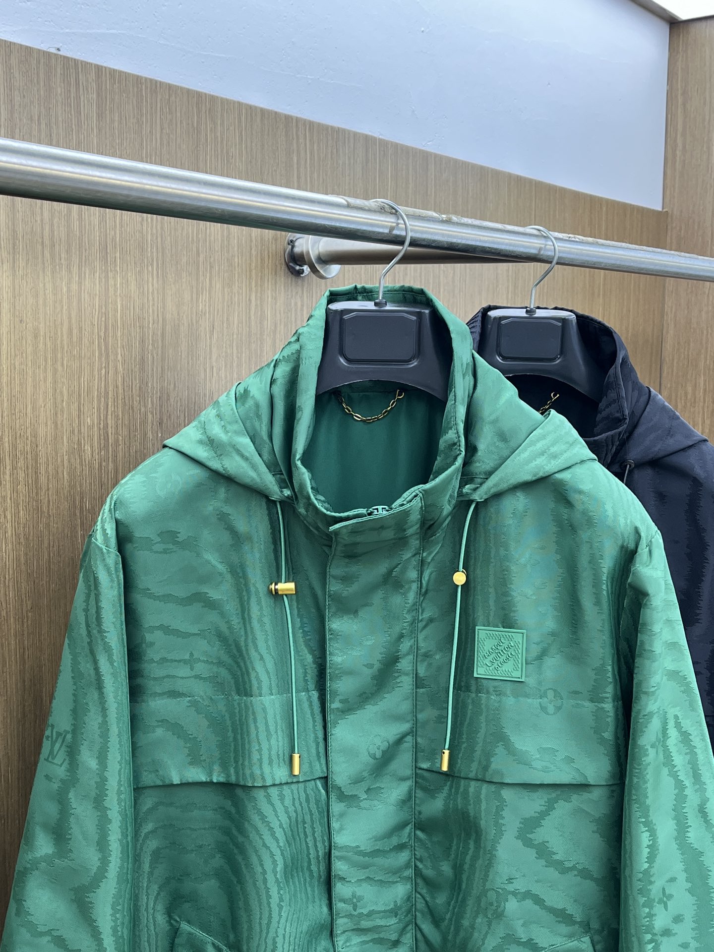 秋冬 Lv 🔥秋冬新品#路易威登休闲连帽夹克外套 面料采用客供定制面料 面料细腻柔软上身舒适 原版五金定