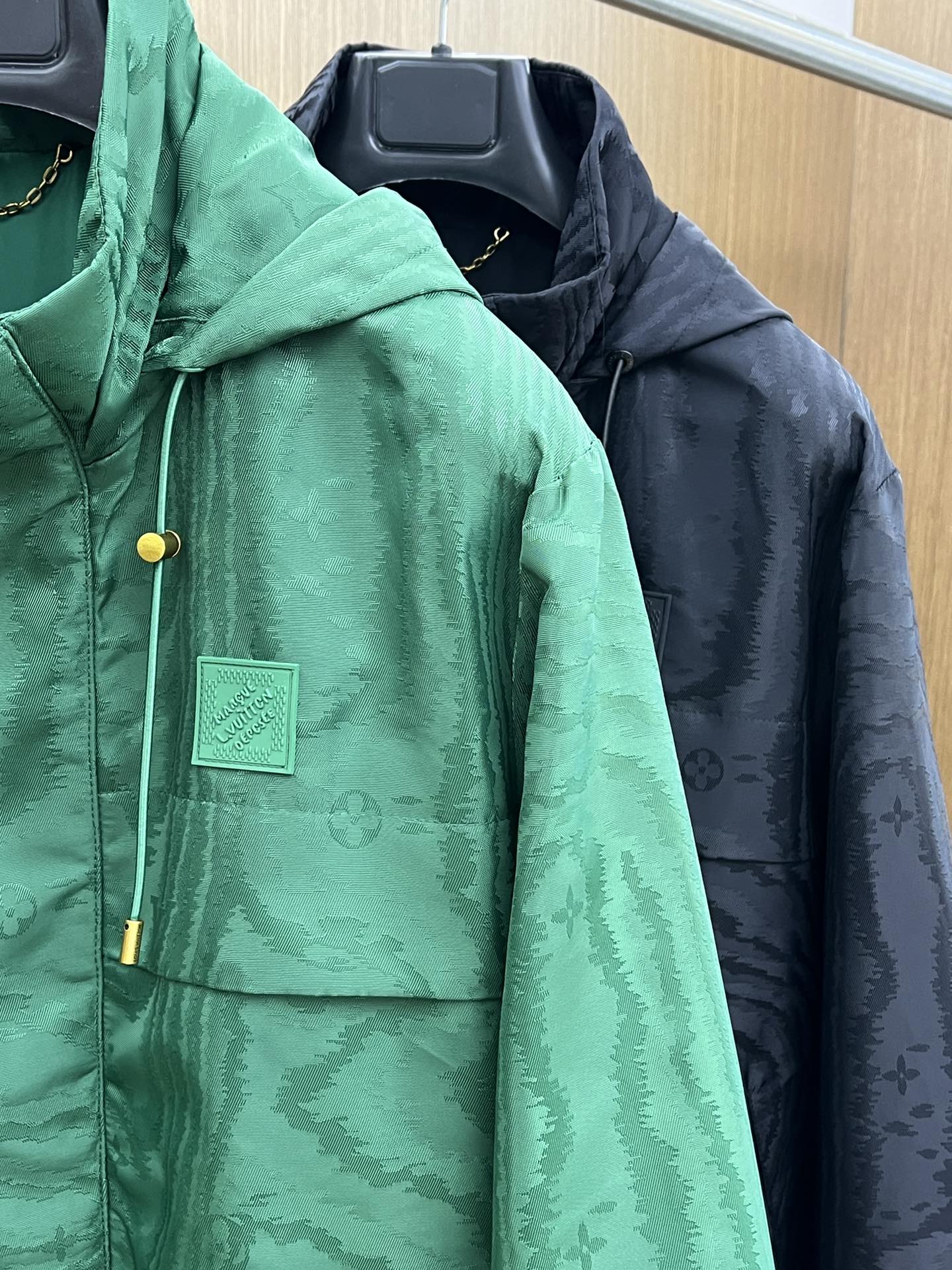 秋冬 Lv 🔥秋冬新品#路易威登休闲连帽夹克外套 面料采用客供定制面料 面料细腻柔软上身舒适 原版五金定