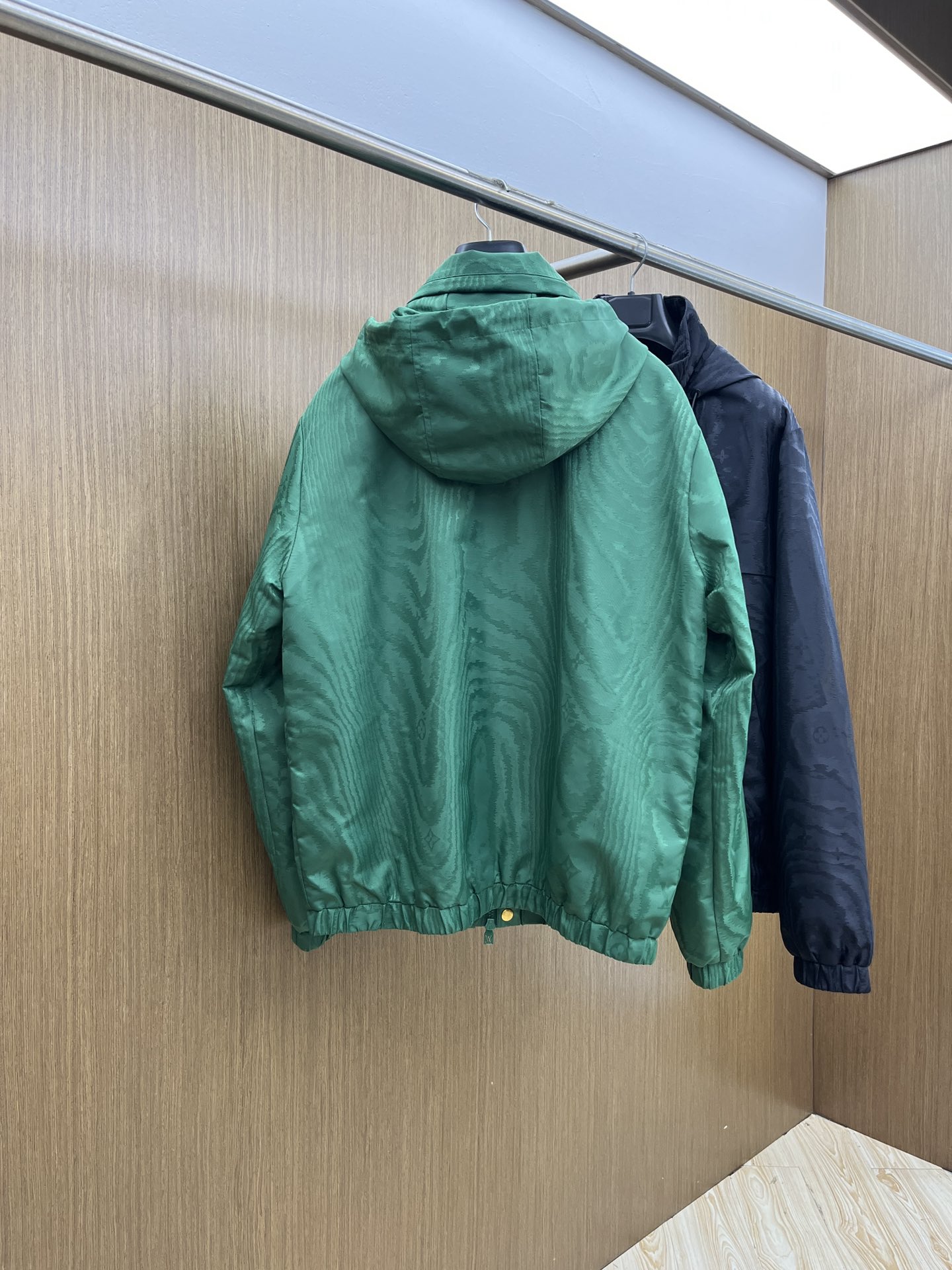 秋冬 Lv 🔥秋冬新品#路易威登休闲连帽夹克外套 面料采用客供定制面料 面料细腻柔软上身舒适 原版五金定