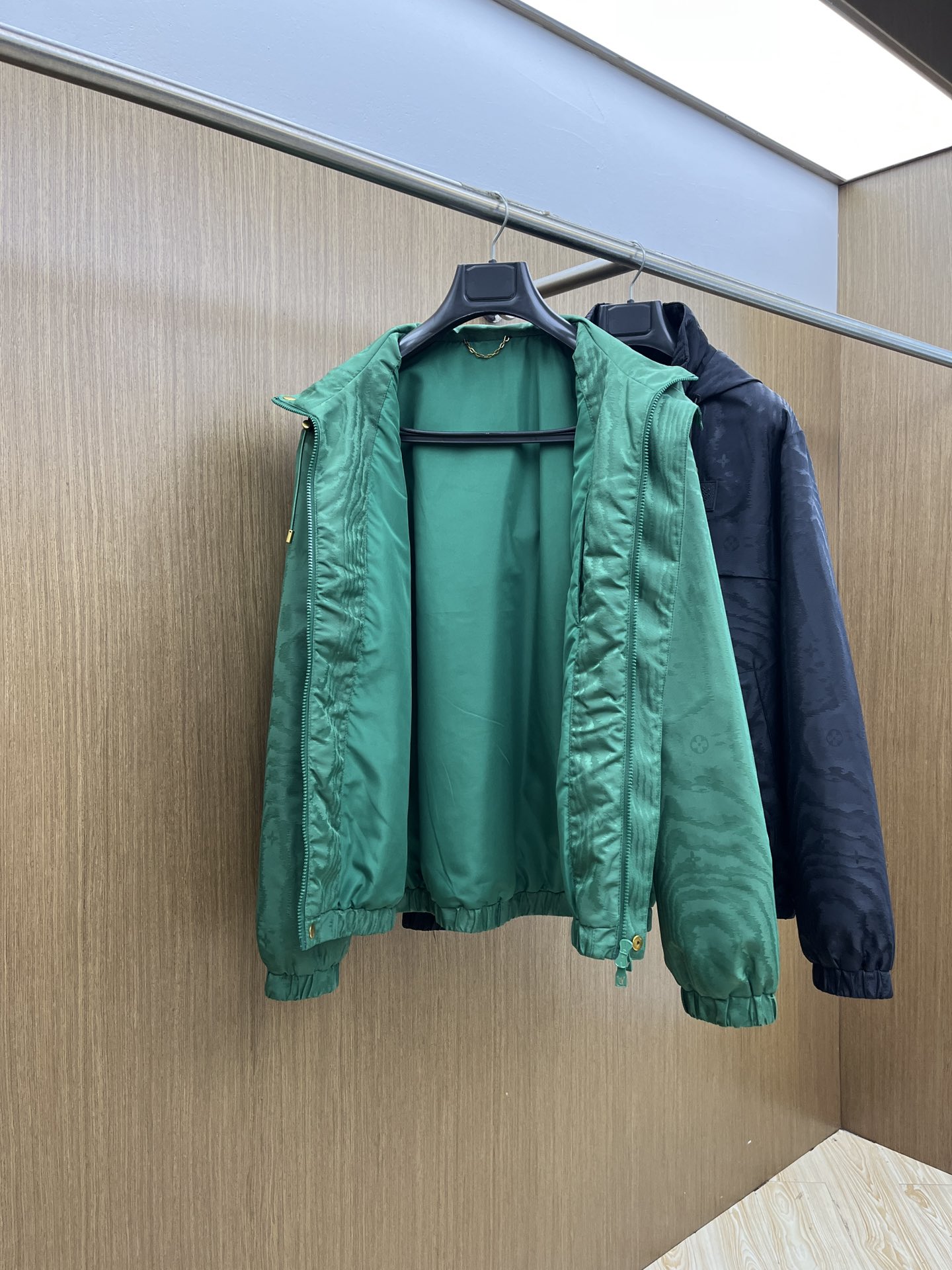 秋冬 Lv 🔥秋冬新品#路易威登休闲连帽夹克外套 面料采用客供定制面料 面料细腻柔软上身舒适 原版五金定