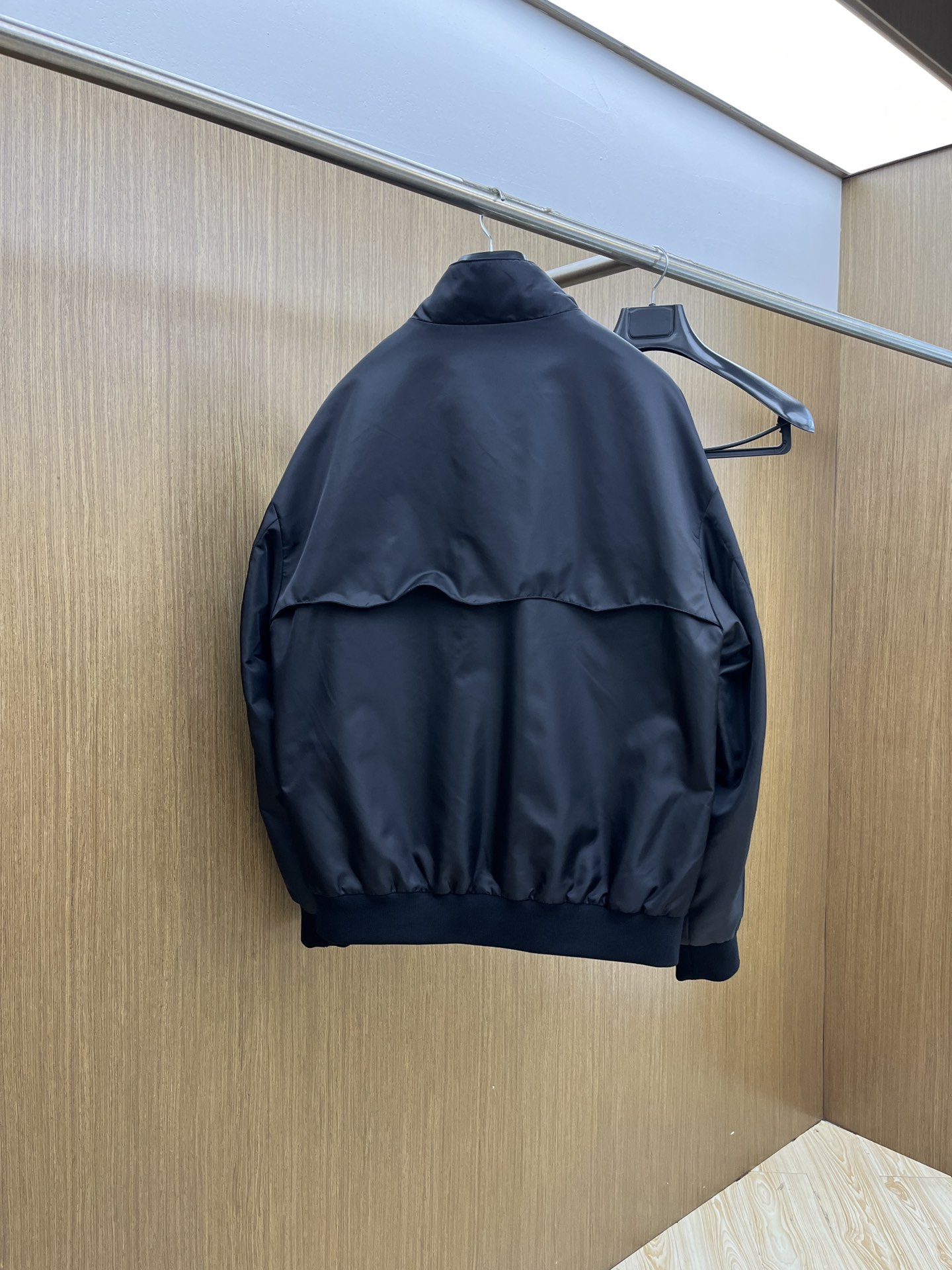 秋冬 PD 🔥秋冬新品#普拉达休闲夹克外套 面料采用客供定制面料 面料细腻柔软上身舒适 原版五金定制 f