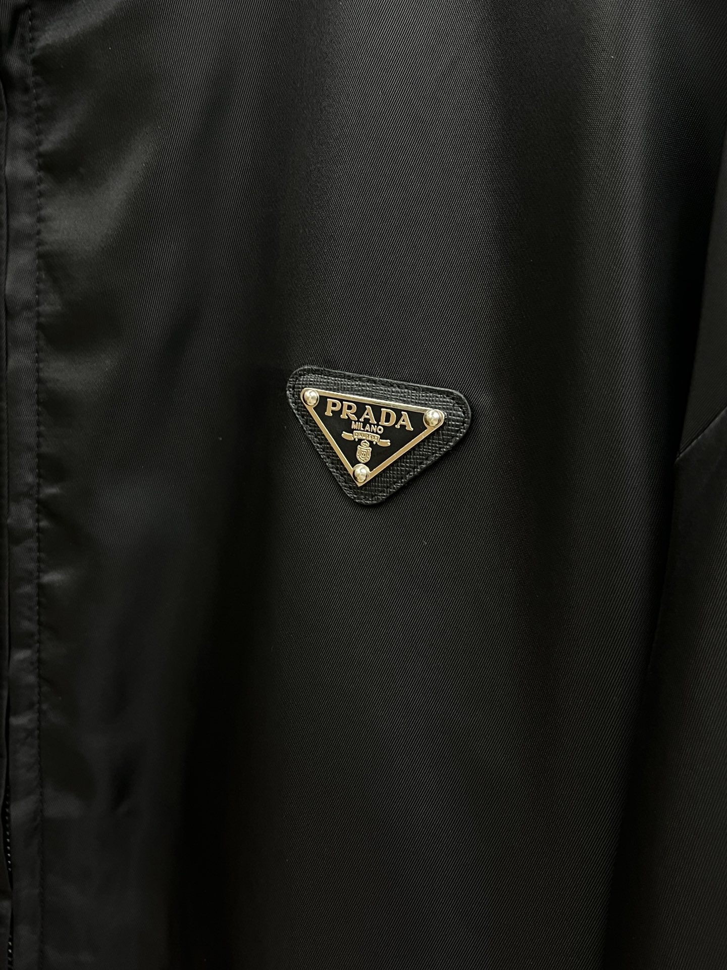 秋冬 PD 🔥秋冬新品#普拉达休闲夹克外套 面料采用客供定制面料 面料细腻柔软上身舒适 原版五金定制 f