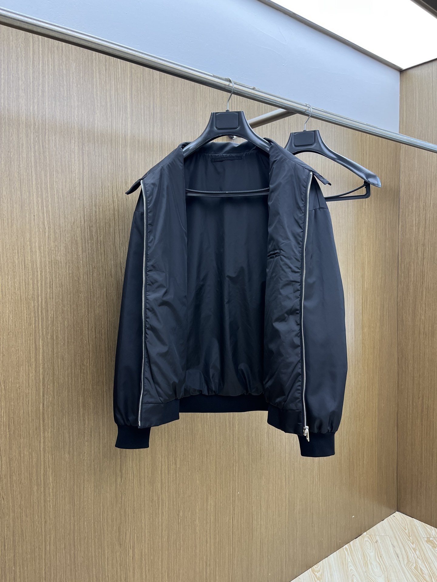 秋冬 PD 🔥秋冬新品#普拉达休闲夹克外套 面料采用客供定制面料 面料细腻柔软上身舒适 原版五金定制 f