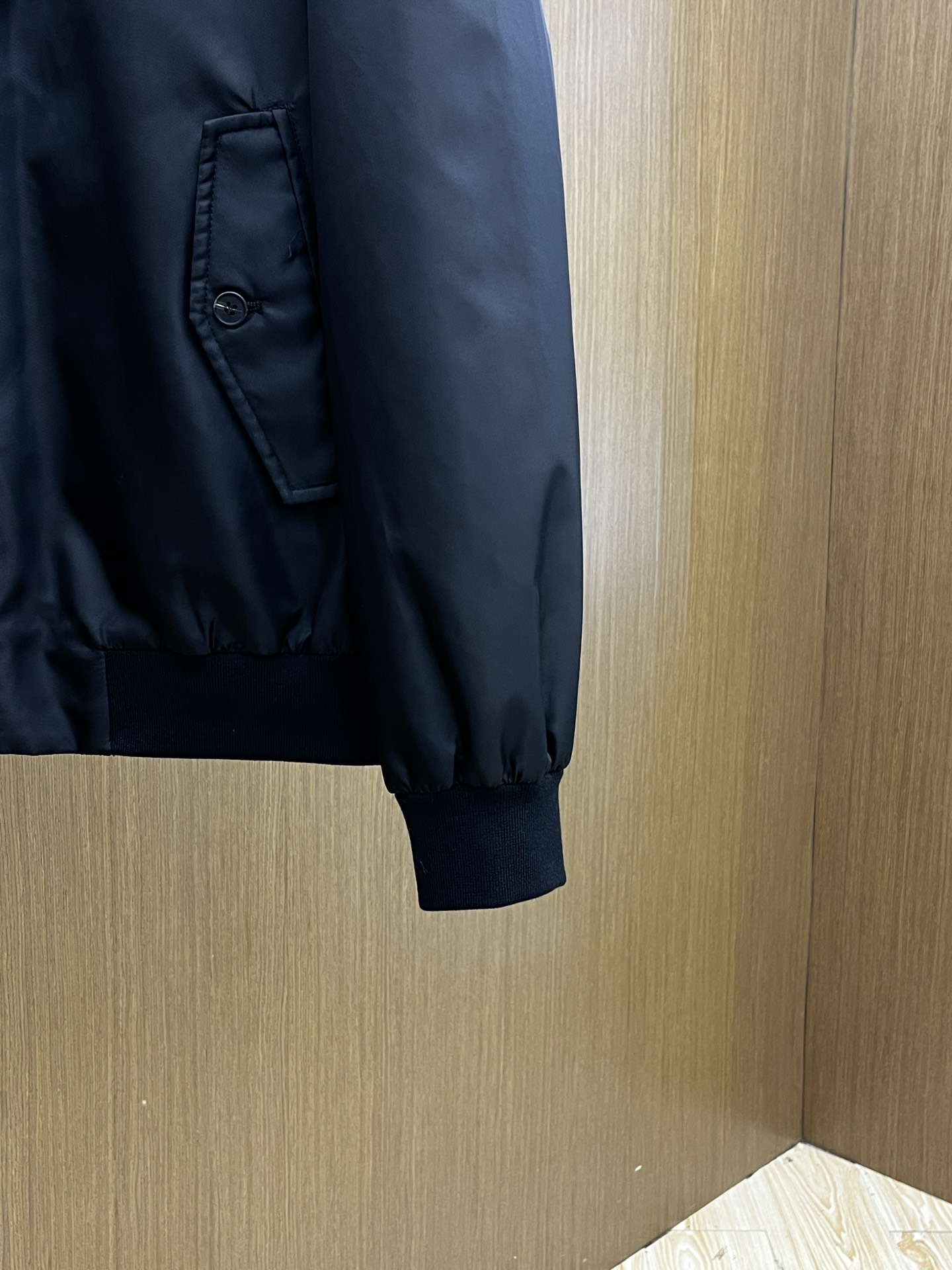 秋冬 PD 🔥秋冬新品#普拉达休闲夹克外套 面料采用客供定制面料 面料细腻柔软上身舒适 原版五金定制 f