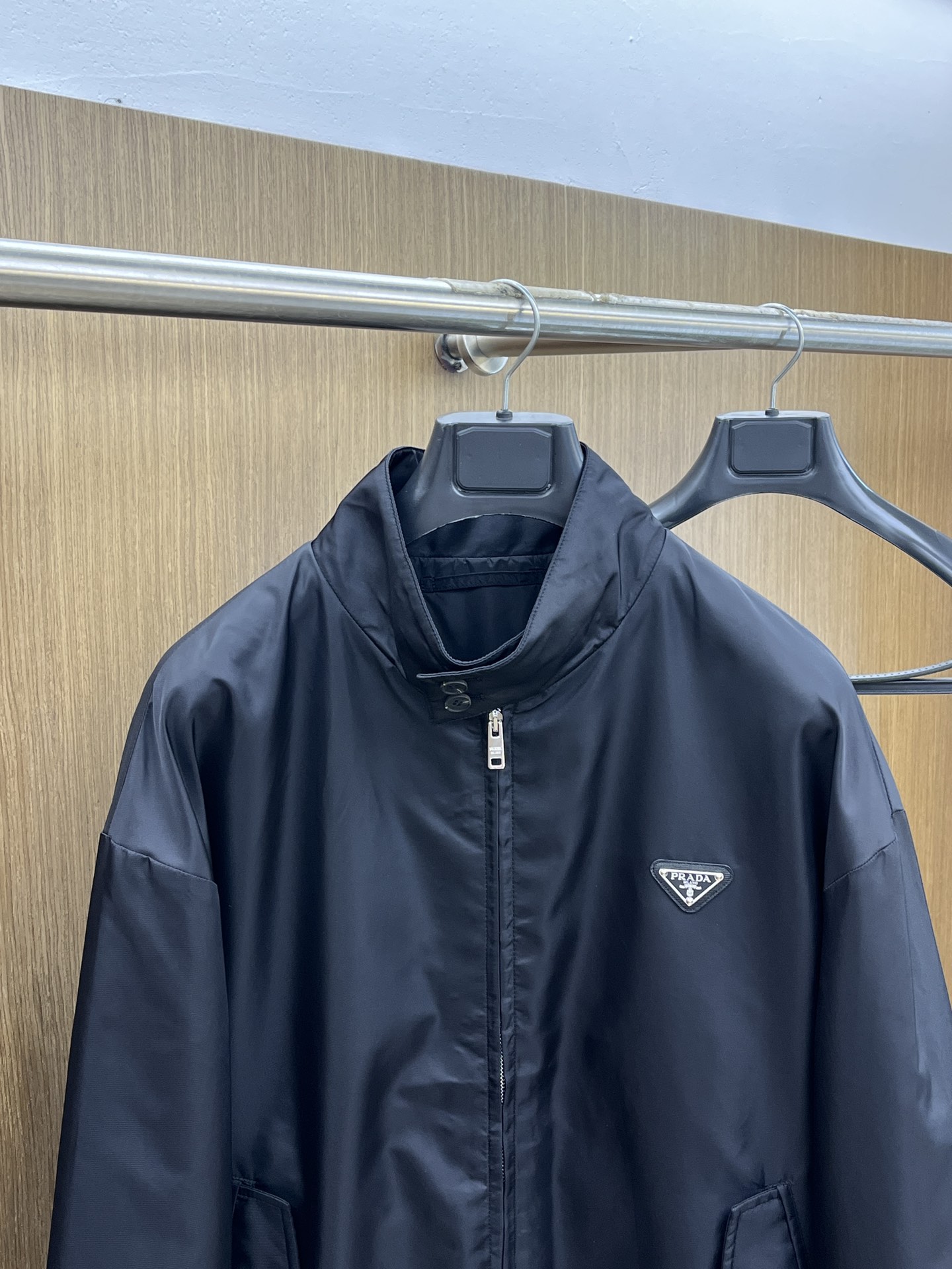 秋冬 PD 🔥秋冬新品#普拉达休闲夹克外套 面料采用客供定制面料 面料细腻柔软上身舒适 原版五金定制 f