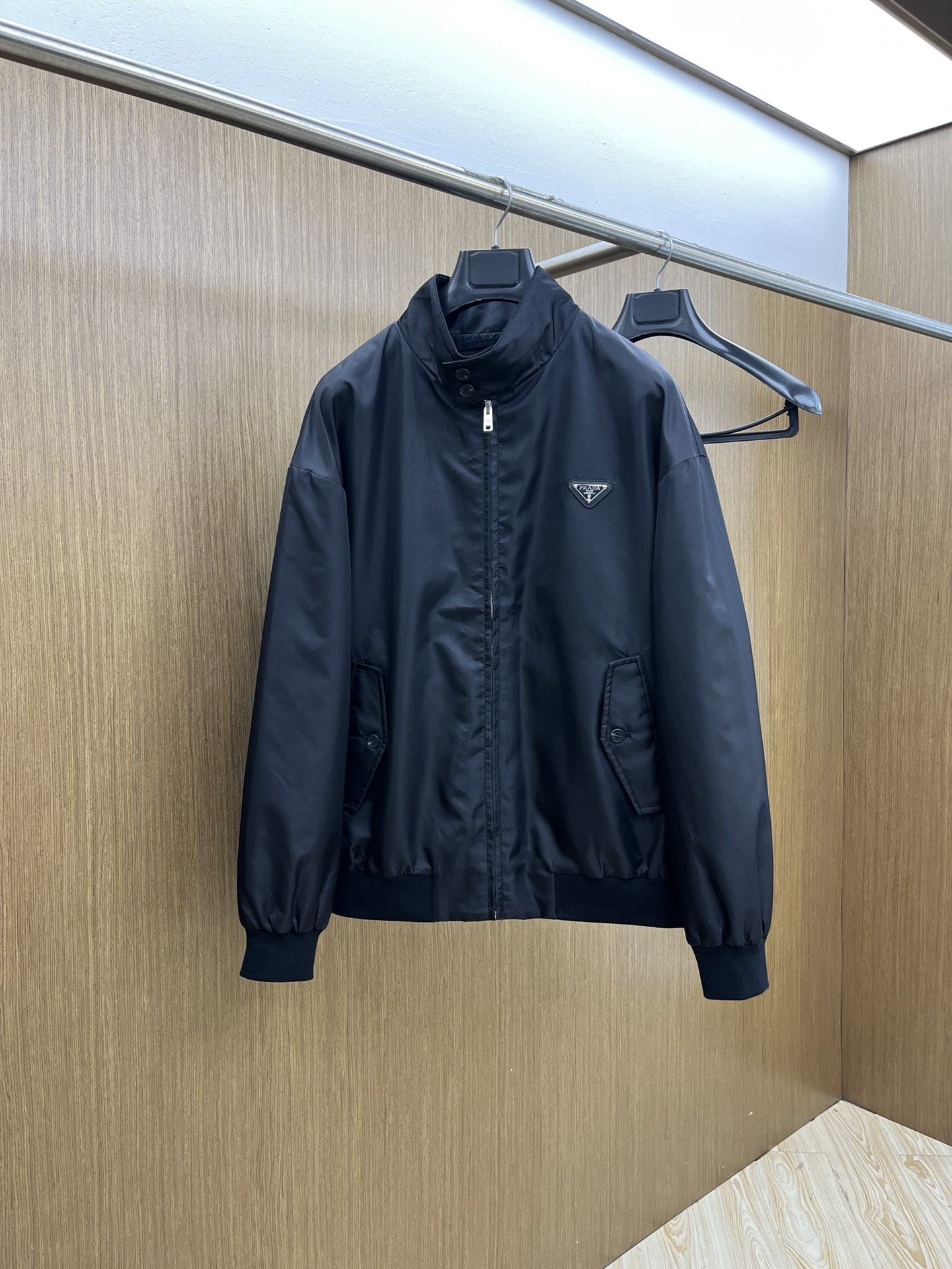 NO:572094,Autumn and winter PD new autumn and winter product #Prada casual jacket. The fabric is made of custom-made fabrics. The fabric is fine, soft and comfortable for the upper body. Original hardware customization. fjj chest design with rubber label logo and small embellishments, simple yet fashionable. High-end quality. Specially recommended for casual outdoor. Size 48-56,, prada, jackets & coats, jackets & coats, alexander wang19860909秋冬 PD 秋冬新品#普拉达休闲夹克外套 面料采用客供定制面料 面料细腻柔软上身舒适 原版五金定制 fjj胸前设计胶标Logo小点缀,简约中又不失时尚 高端品质 休闲户外特别推荐 码数48-56,,prada,jackets & coats,jackets & coats,alexander wang,Men's clothing