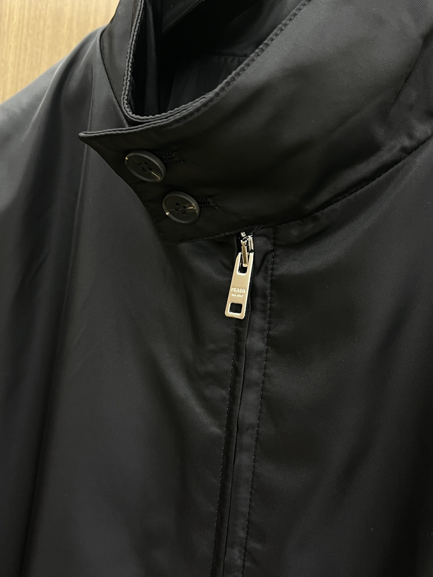 秋冬 PD 🔥秋冬新品#普拉达休闲夹克外套 面料采用客供定制面料 面料细腻柔软上身舒适 原版五金定制 f