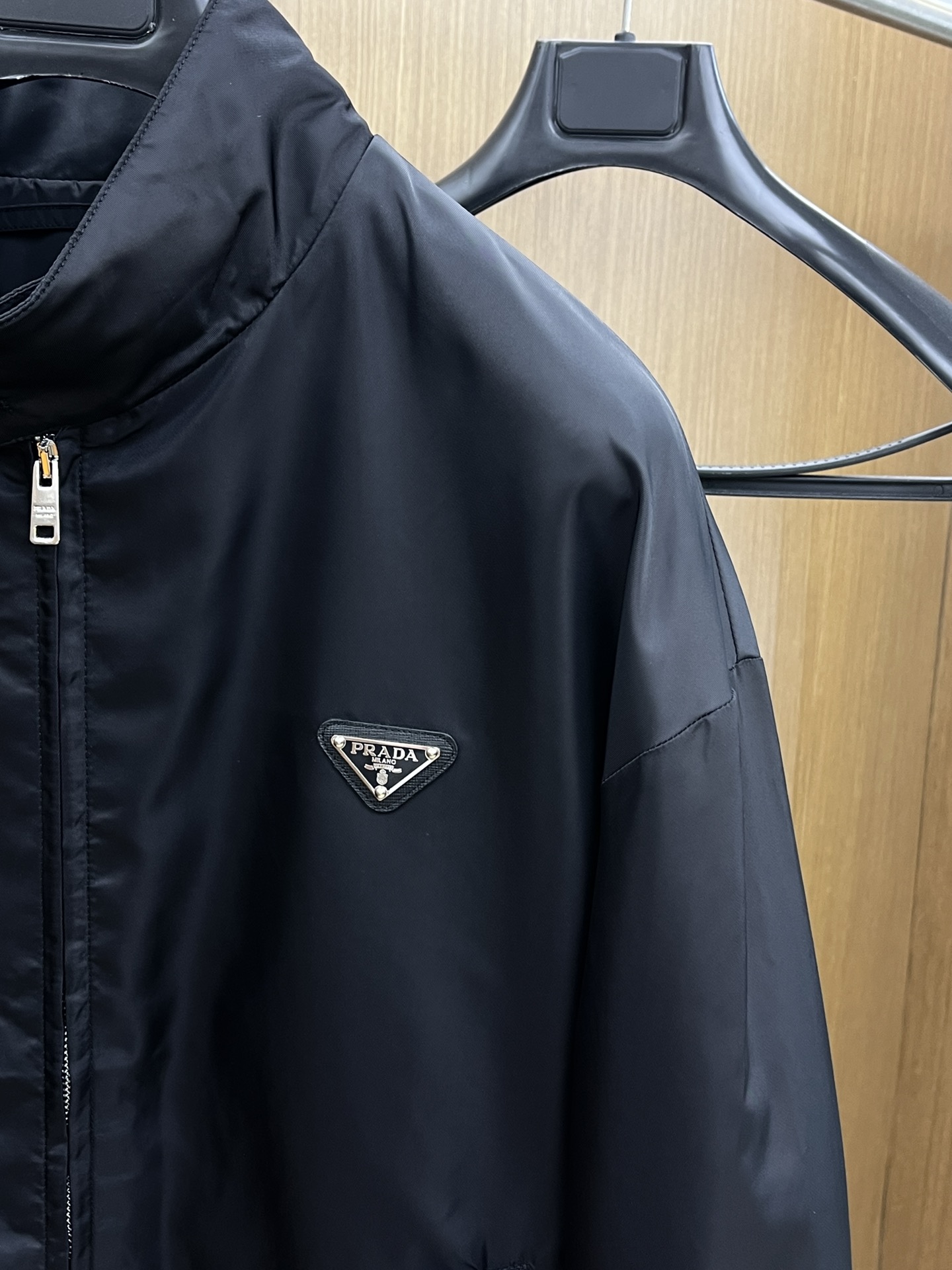 秋冬 PD 🔥秋冬新品#普拉达休闲夹克外套 面料采用客供定制面料 面料细腻柔软上身舒适 原版五金定制 f