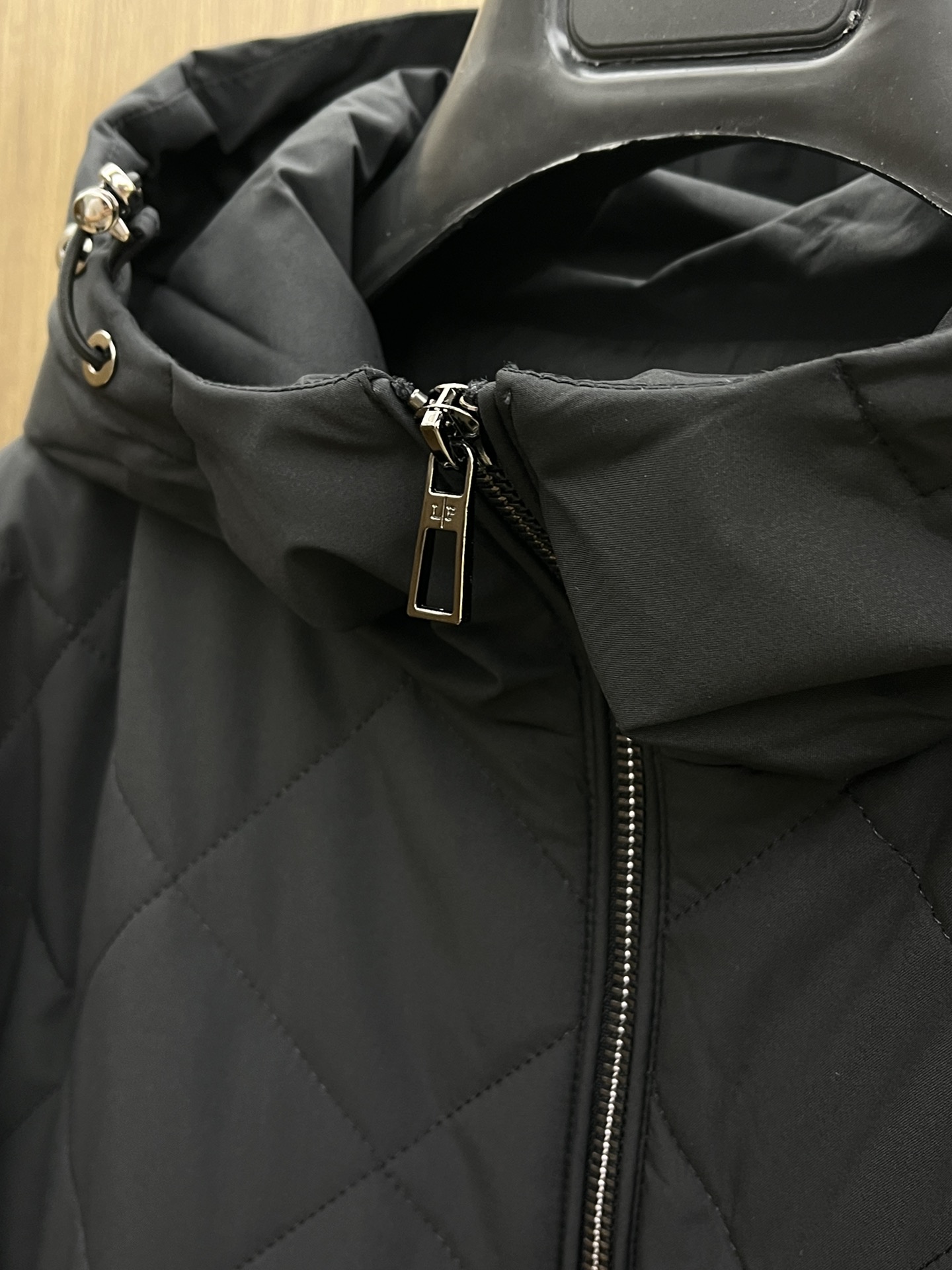 秋冬 lP🆕 🔥秋冬新品#lP🆕休闲连帽夹克外套 面料采用客供定制面料 面料细腻柔软上身舒适 原版五金定
