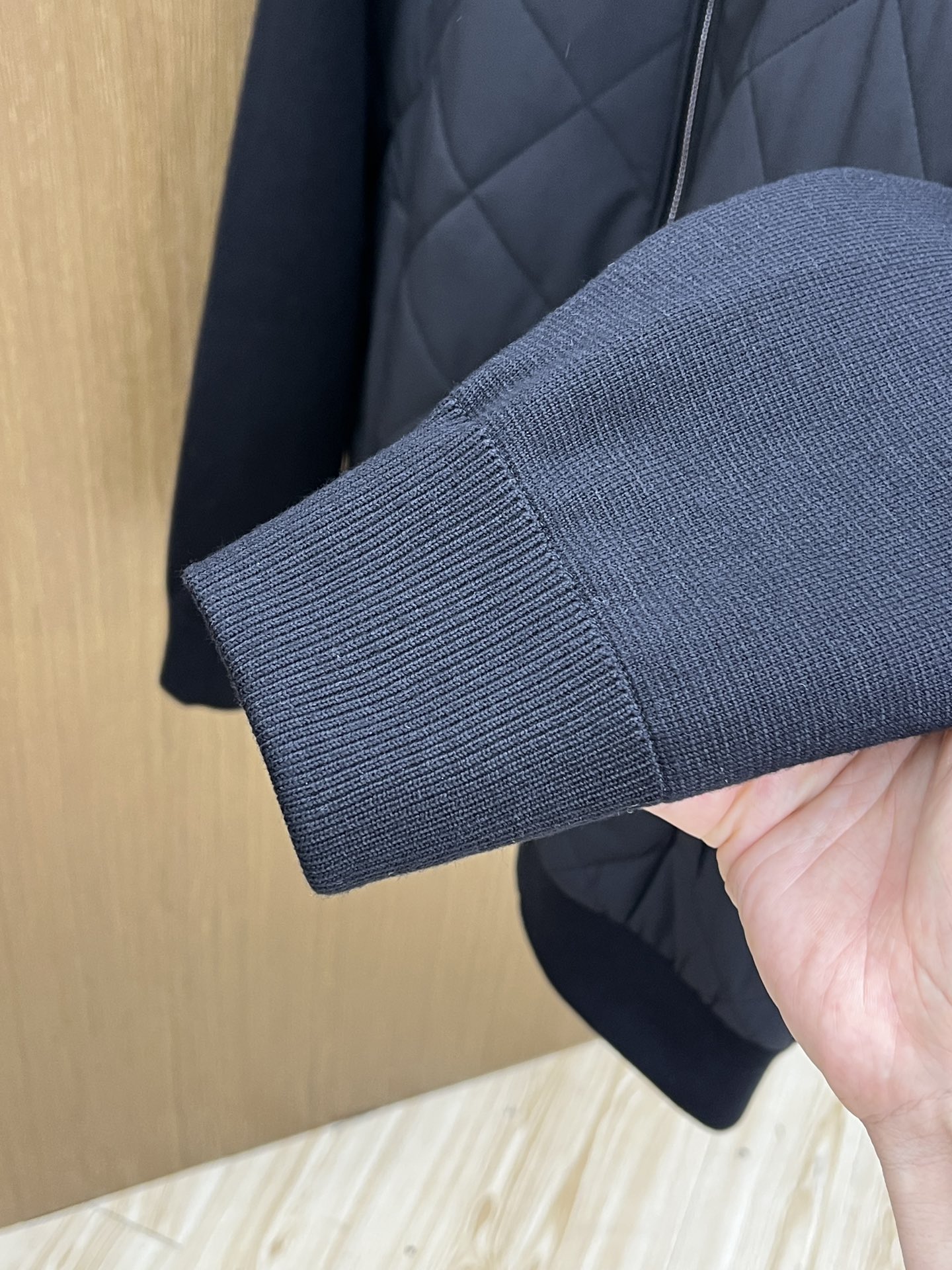 秋冬 lP🆕 🔥秋冬新品#lP🆕休闲连帽夹克外套 面料采用客供定制面料 面料细腻柔软上身舒适 原版五金定