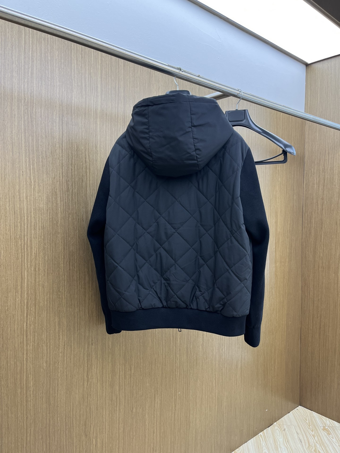 秋冬 lP🆕 🔥秋冬新品#lP🆕休闲连帽夹克外套 面料采用客供定制面料 面料细腻柔软上身舒适 原版五金定