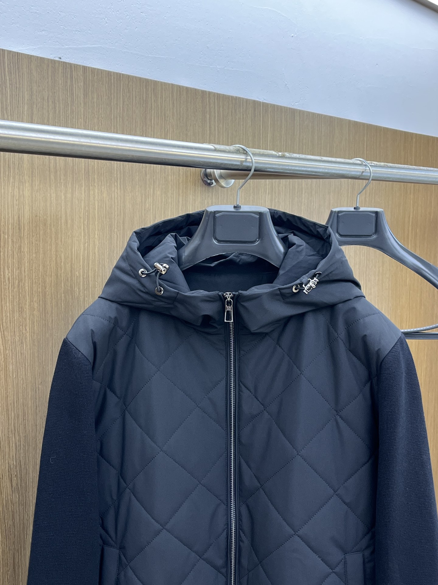 秋冬 lP🆕 🔥秋冬新品#lP🆕休闲连帽夹克外套 面料采用客供定制面料 面料细腻柔软上身舒适 原版五金定