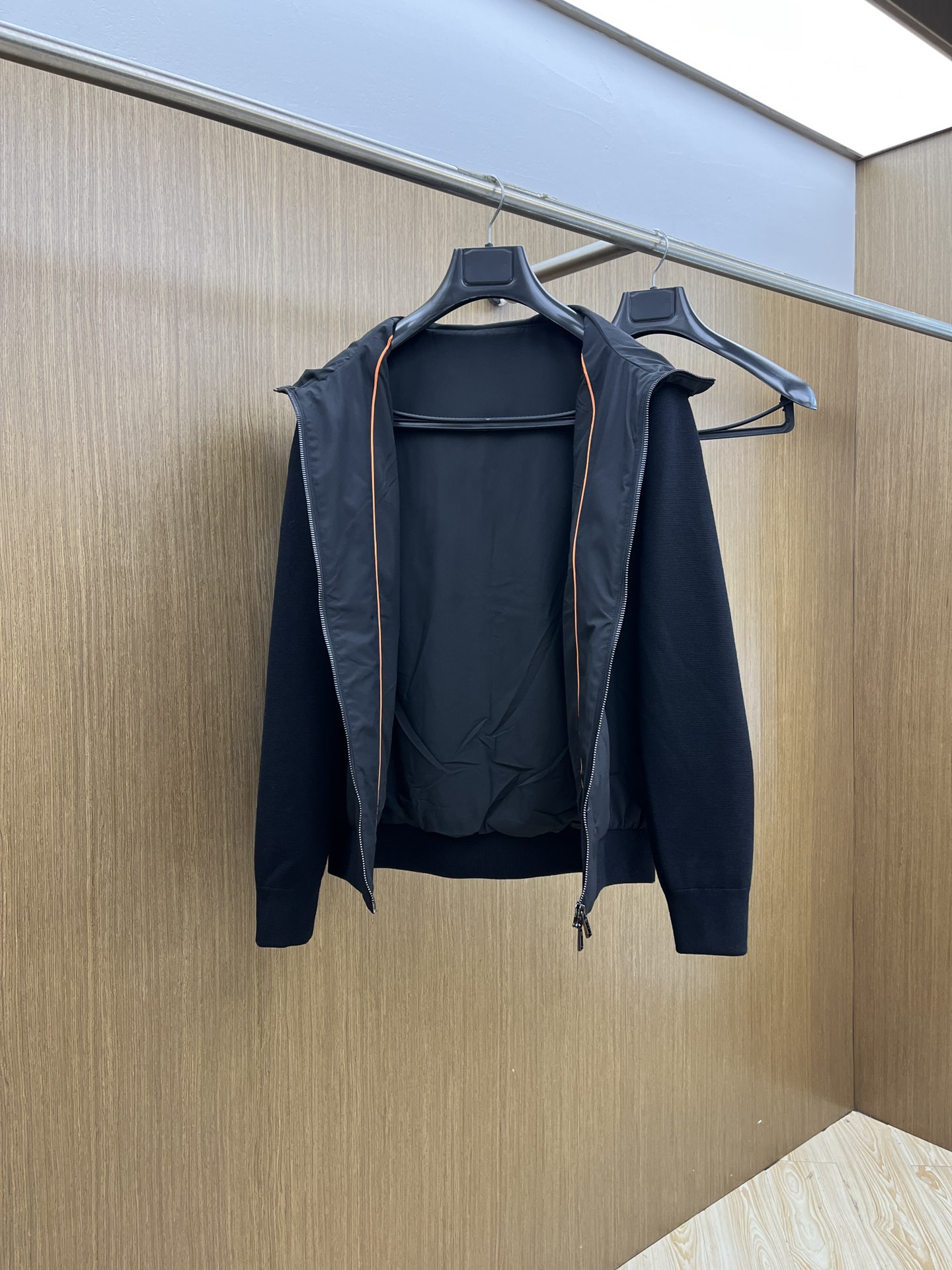 秋冬 lP🆕 🔥秋冬新品#lP🆕休闲连帽夹克外套 面料采用客供定制面料 面料细腻柔软上身舒适 原版五金定