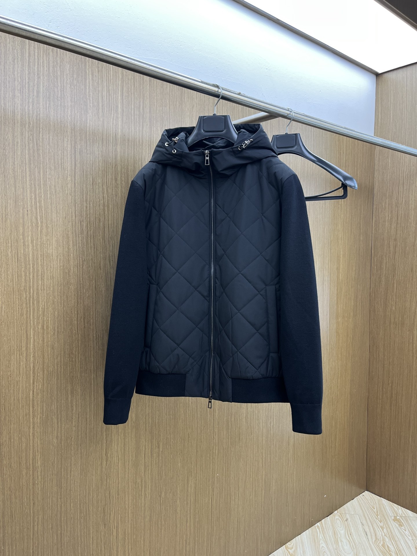 秋冬 lP🆕 🔥秋冬新品#lP🆕休闲连帽夹克外套 面料采用客供定制面料 面料细腻柔软上身舒适 原版五金定