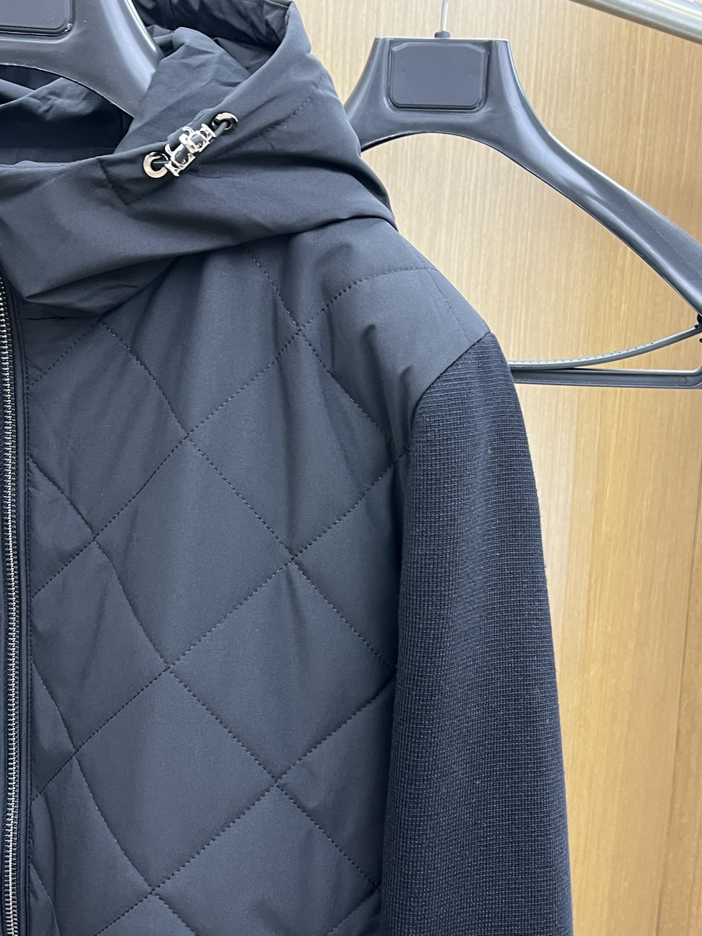 秋冬 lP🆕 🔥秋冬新品#lP🆕休闲连帽夹克外套 面料采用客供定制面料 面料细腻柔软上身舒适 原版五金定