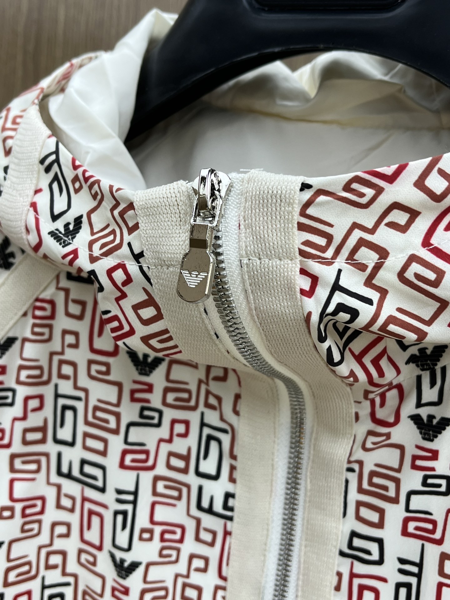 秋冬 AJ 🔥秋冬新品#阿玛尼休闲连帽夹克外套 面料采用客供定制面料 面料细腻柔软上身舒适 原版五金定制