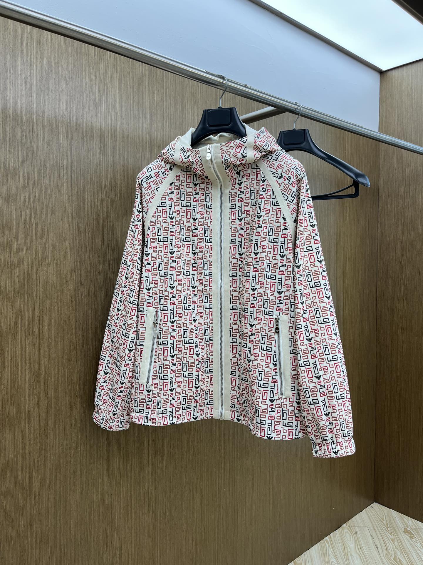 NO:572098,Autumn and winter AJ new autumn and winter product #Armani casual hooded jacket. The fabric is made of custom-made fabrics. The fabric is fine, soft and comfortable for the upper body. The original hardware is customized. fjj chest design with rubber label logo and small embellishments, simple yet fashionable. High-end quality. Specially recommended for casual outdoor. Size 48-56, armani, jackets & coats, jackets & coats, hats, alexander wang19860909秋冬 AJ 秋冬新品#阿玛尼休闲连帽夹克外套 面料采用客供定制面料 面料细腻柔软上身舒适 原版五金定制 fjj胸前设计胶标Logo小点缀,简约中又不失时尚 高端品质 休闲户外特别推荐 码数48-56,,armani,jackets & coats,jackets & coats,hats,alexander wang,Men's clothing