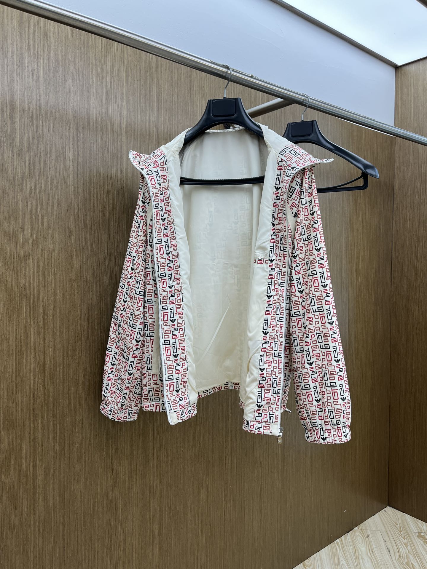 秋冬 AJ 🔥秋冬新品#阿玛尼休闲连帽夹克外套 面料采用客供定制面料 面料细腻柔软上身舒适 原版五金定制