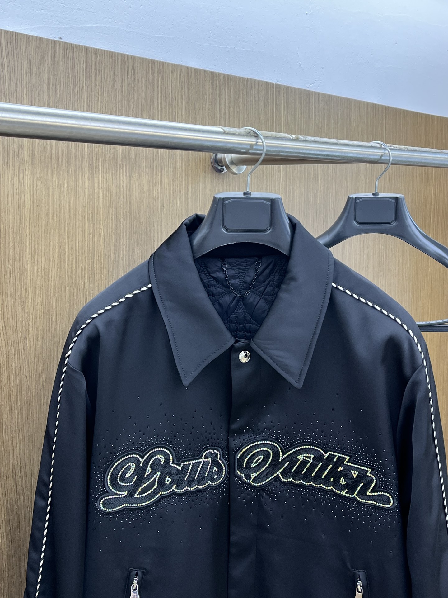 秋冬 Lv 🔥秋冬新品#路易威登休闲翻领夹克外套 面料采用客供定制面料 面料细腻柔软上身舒适 原版五金定