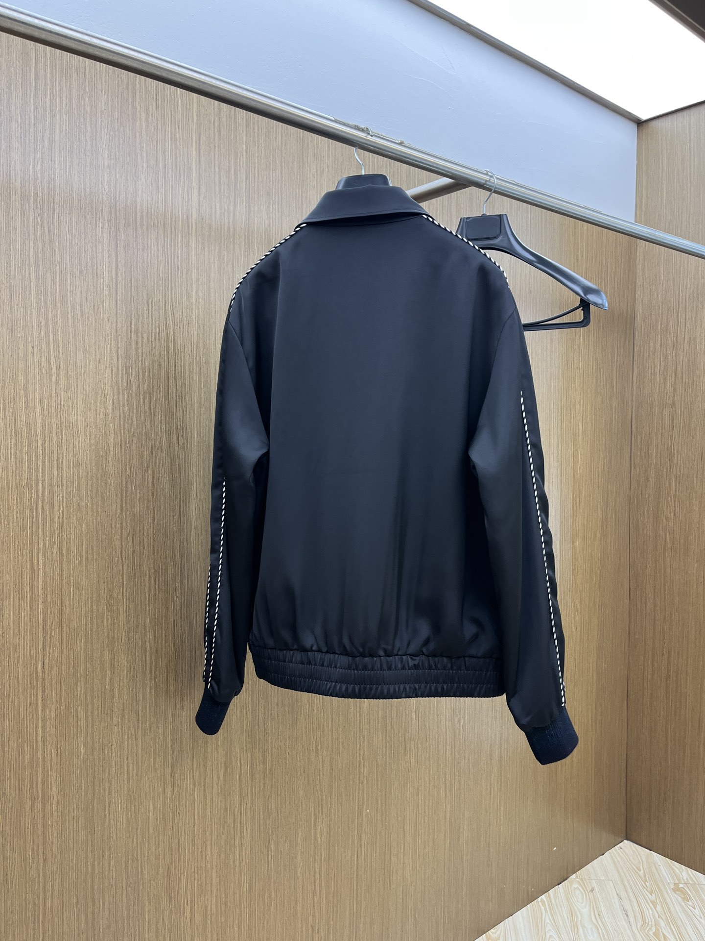 秋冬 Lv 🔥秋冬新品#路易威登休闲翻领夹克外套 面料采用客供定制面料 面料细腻柔软上身舒适 原版五金定