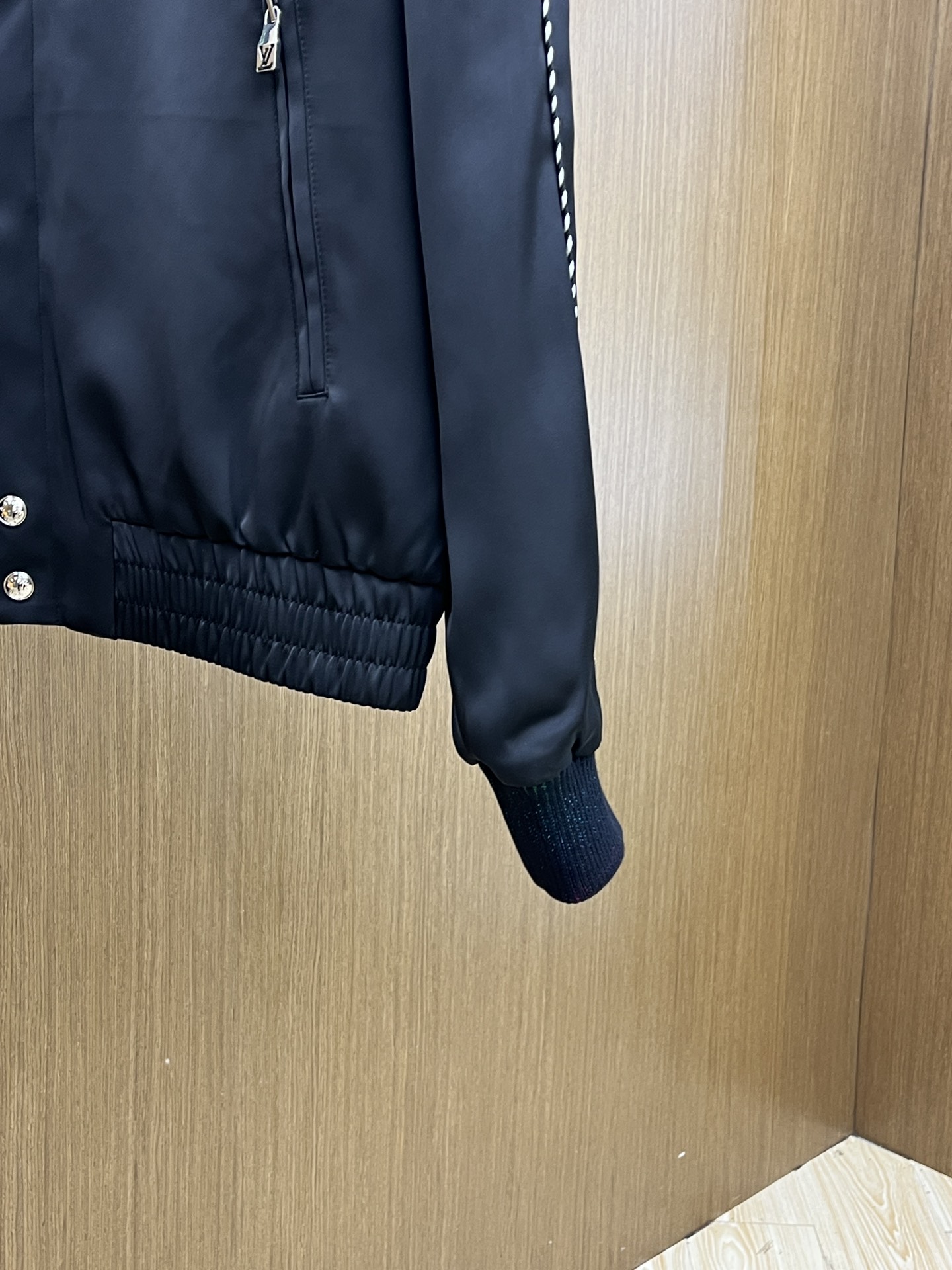 秋冬 Lv 🔥秋冬新品#路易威登休闲翻领夹克外套 面料采用客供定制面料 面料细腻柔软上身舒适 原版五金定