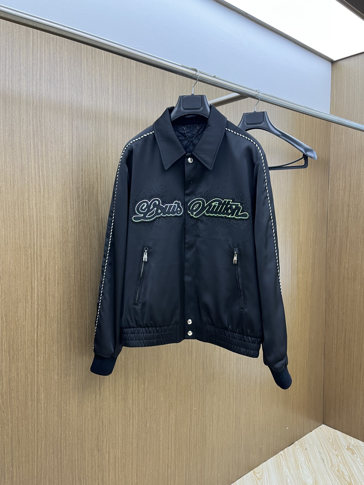 NO:572101,Autumn and winter Lv new products in autumn and winter #Louis Vuitton casual lapel jacket. The fabric is made of custom-made fabrics. The fabric is fine, soft and comfortable for the upper body. Original hardware customization. fjj chest design with small rubber label logo embellishment, simple yet fashionable. High-end quality. Specially recommended for casual outdoor. Size 48-56,, louis vuitton, louis vuitton, jackets & coats, jackets & coats, alexander wang19860909秋冬 Lv 秋冬新品#路易威登休闲翻领夹克外套 面料采用客供定制面料 面料细腻柔软上身舒适 原版五金定制 fjj胸前设计胶标Logo小点缀,简约中又不失时尚 高端品质 休闲户外特别推荐 码数48-56,,louis vuitton,louis vuitton,jackets & coats,jackets & coats,alexander wang,Men's clothing