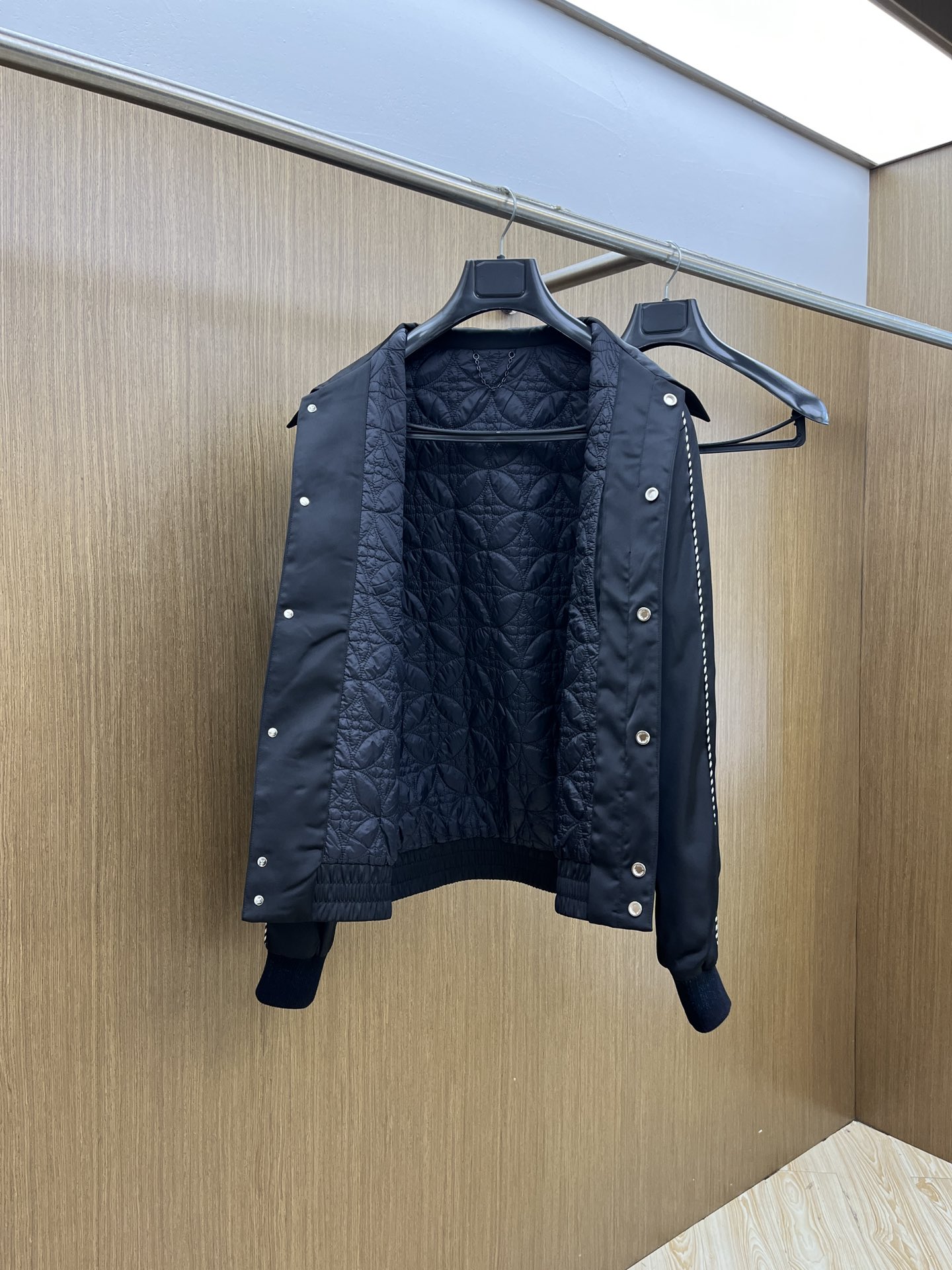 秋冬 Lv 🔥秋冬新品#路易威登休闲翻领夹克外套 面料采用客供定制面料 面料细腻柔软上身舒适 原版五金定