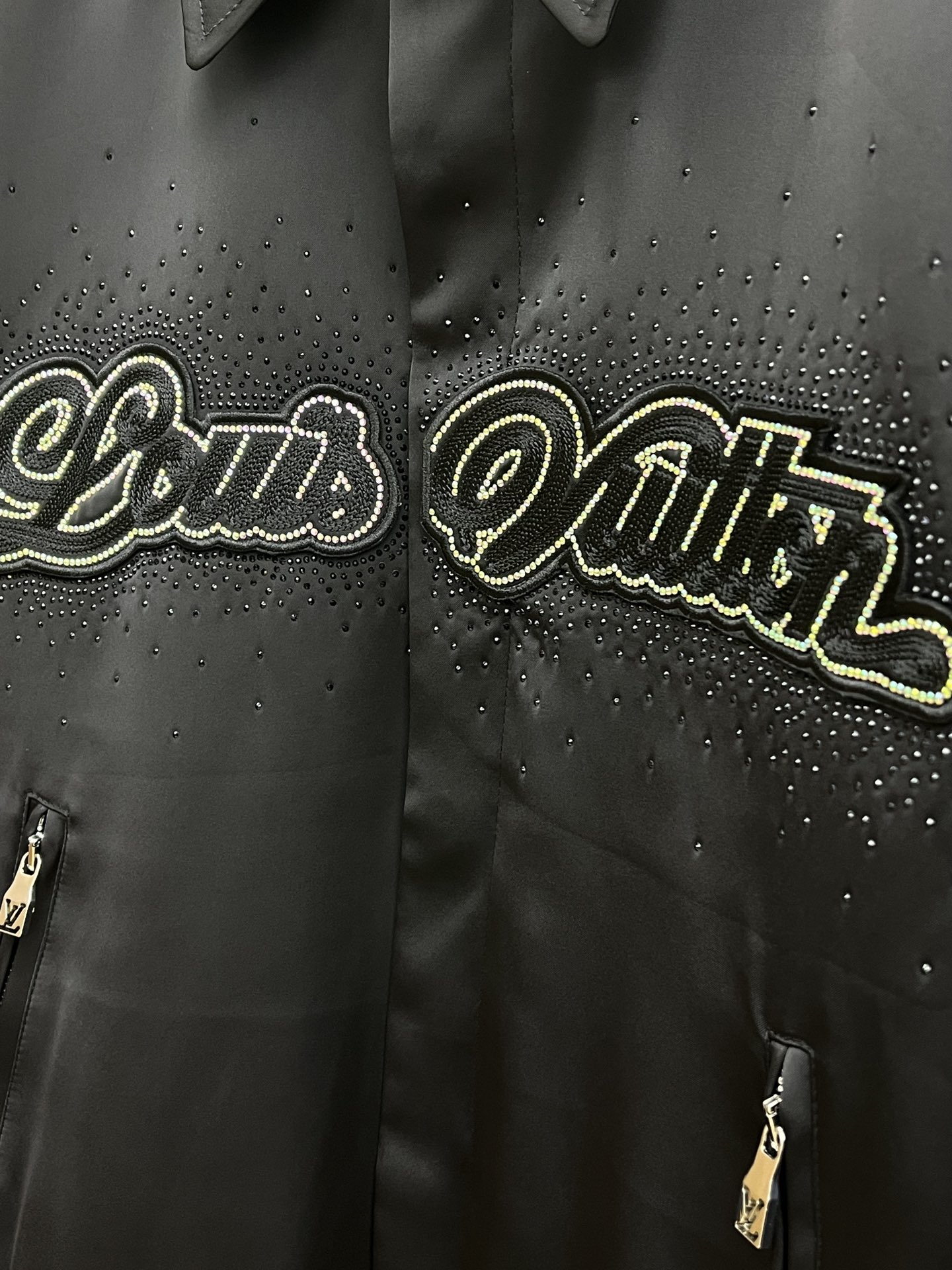 秋冬 Lv 🔥秋冬新品#路易威登休闲翻领夹克外套 面料采用客供定制面料 面料细腻柔软上身舒适 原版五金定