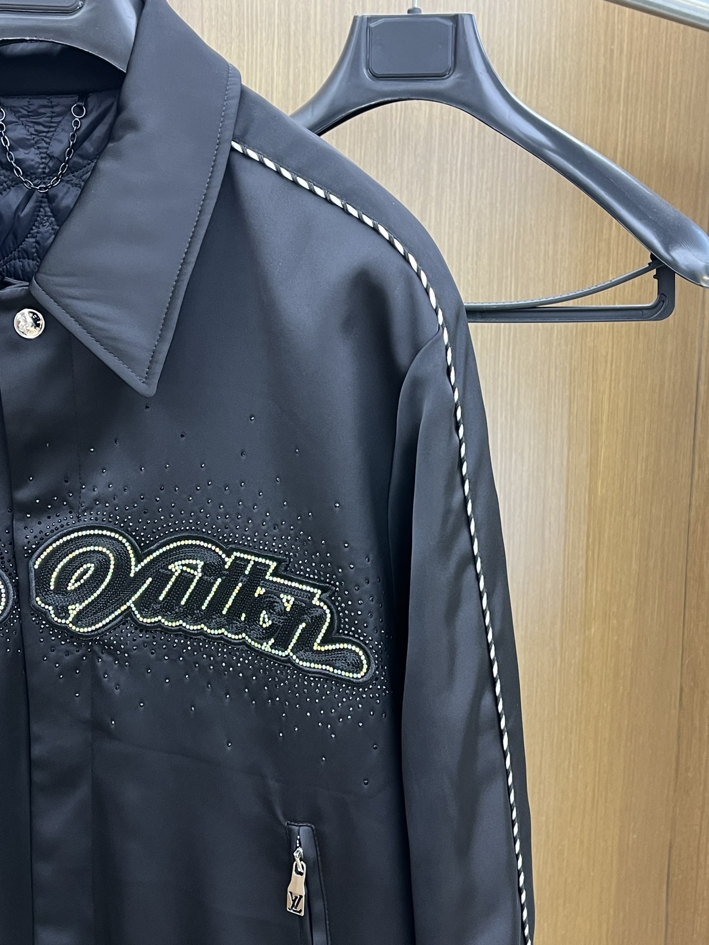 秋冬 Lv 🔥秋冬新品#路易威登休闲翻领夹克外套 面料采用客供定制面料 面料细腻柔软上身舒适 原版五金定