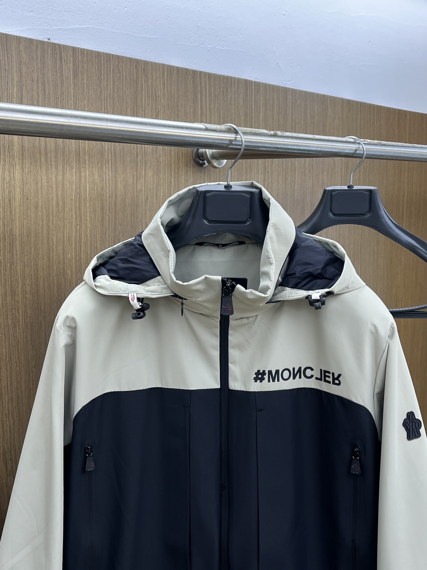 秋冬 Mon 🔥秋冬新品#蒙口休闲连帽夹克外套 面料采用客供定制面料 面料细腻柔软上身舒适 原版五金定制